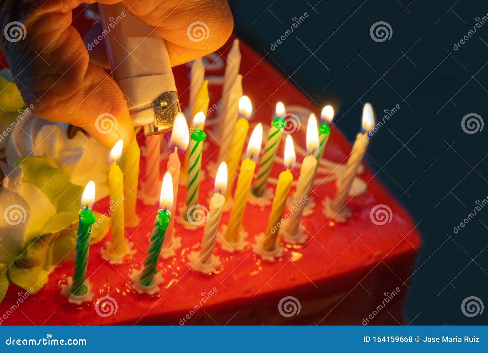 Mantieni Un Accendino Che Brucia Una Candela Sulla Torta Di Compleanno  Rossa Festa Festiva Con Augurio E Fuoco Sul Candele Fotografia Stock -  Immagine di dolce, chiarore: 164159668