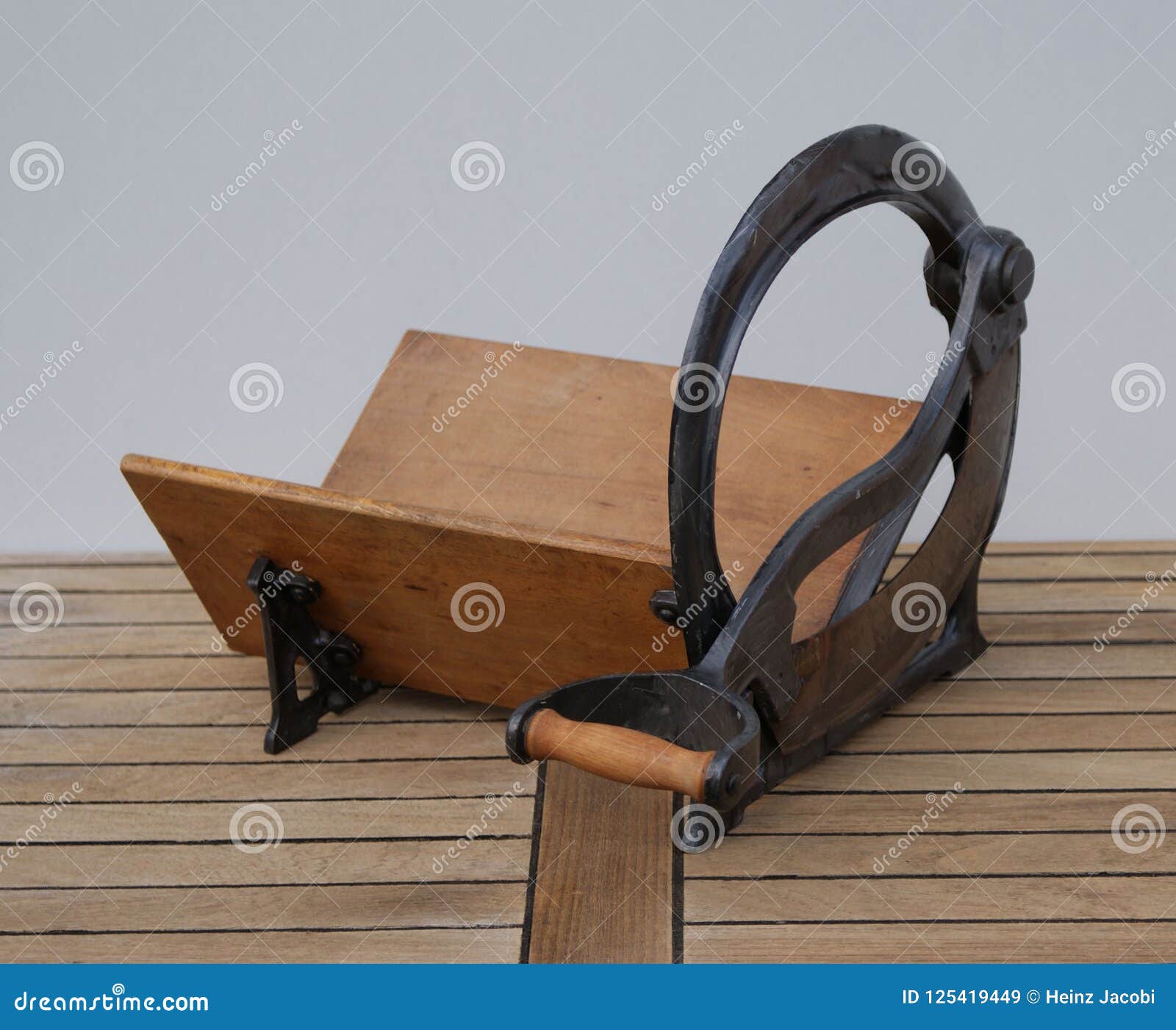 https://thumbs.dreamstime.com/z/manual-bread-slicer-steel-blade-wooden-background-old-wooden-hand-bread-slicer-cutting-knife-125419449.jpg