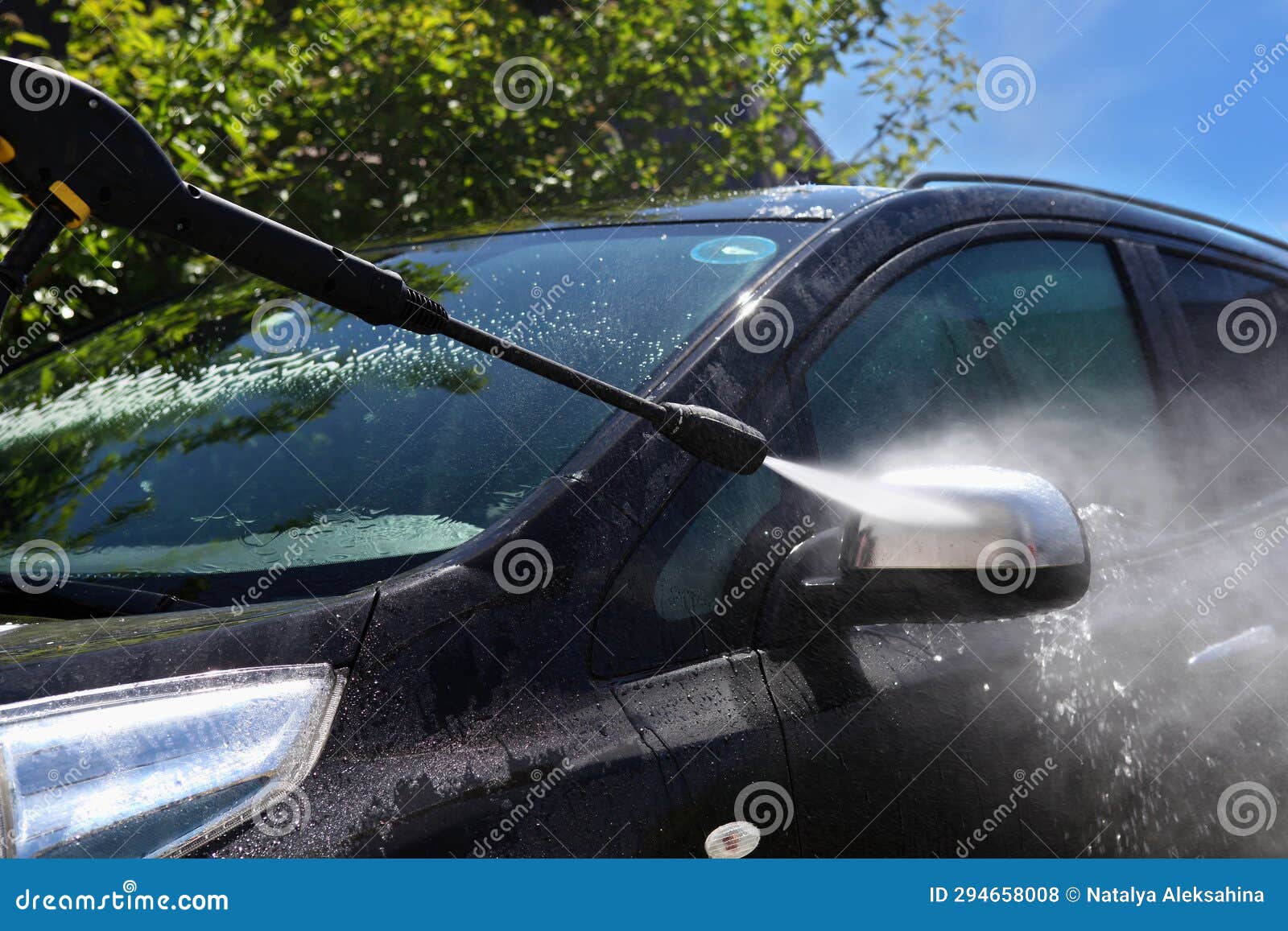 manual car wash with pressurized water