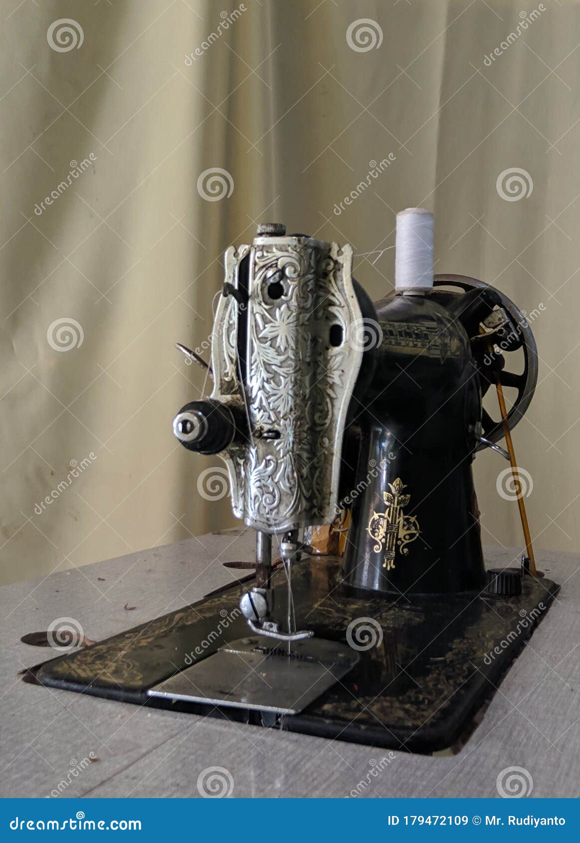 A manual sewing machine stock image. Image of manual - 179472109