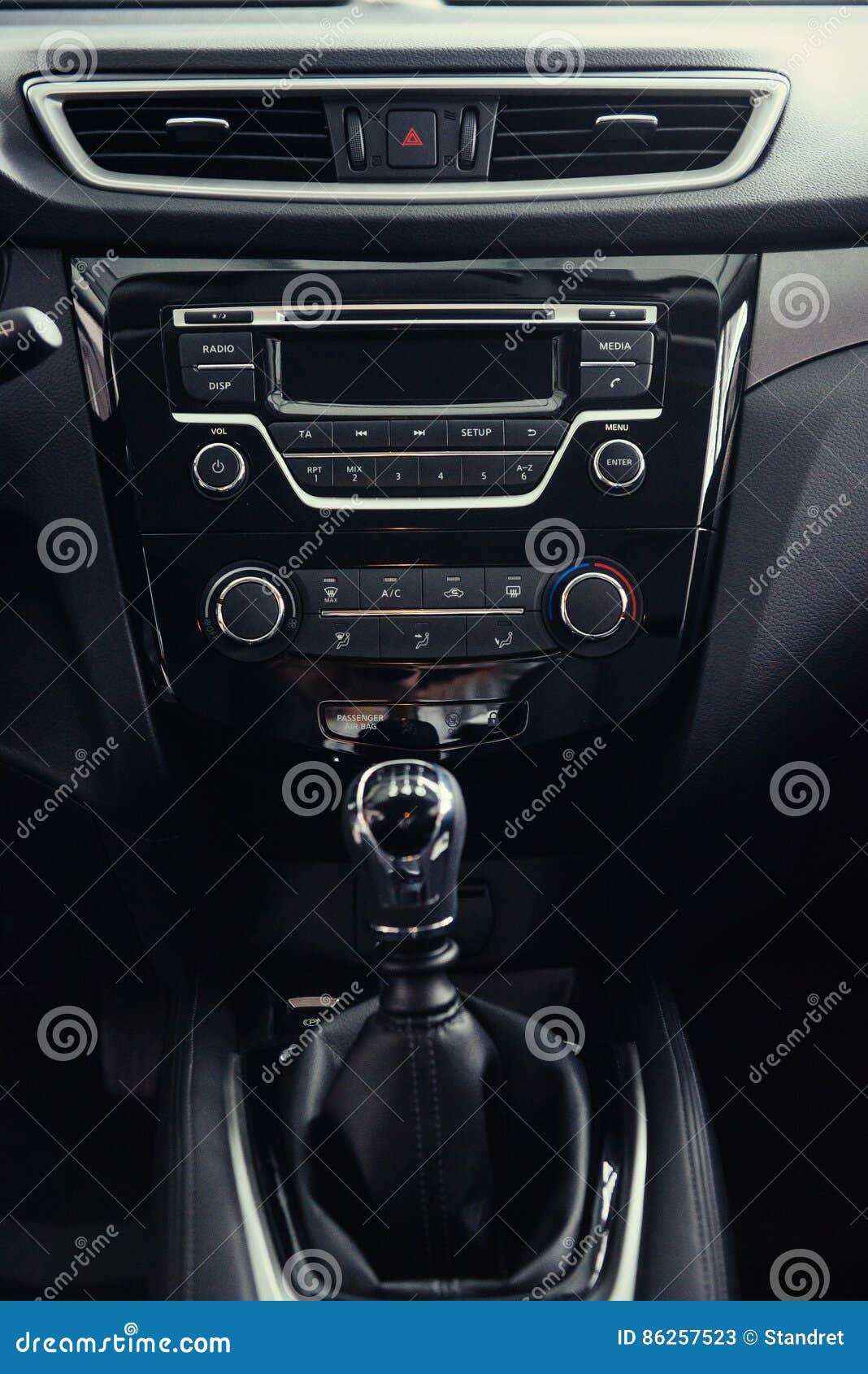 Manueller schalthebel eines autos nahaufnahme eines auto-schalthebel-schaltgetriebes  bild eines auto-schalthebel-schaltgetriebes