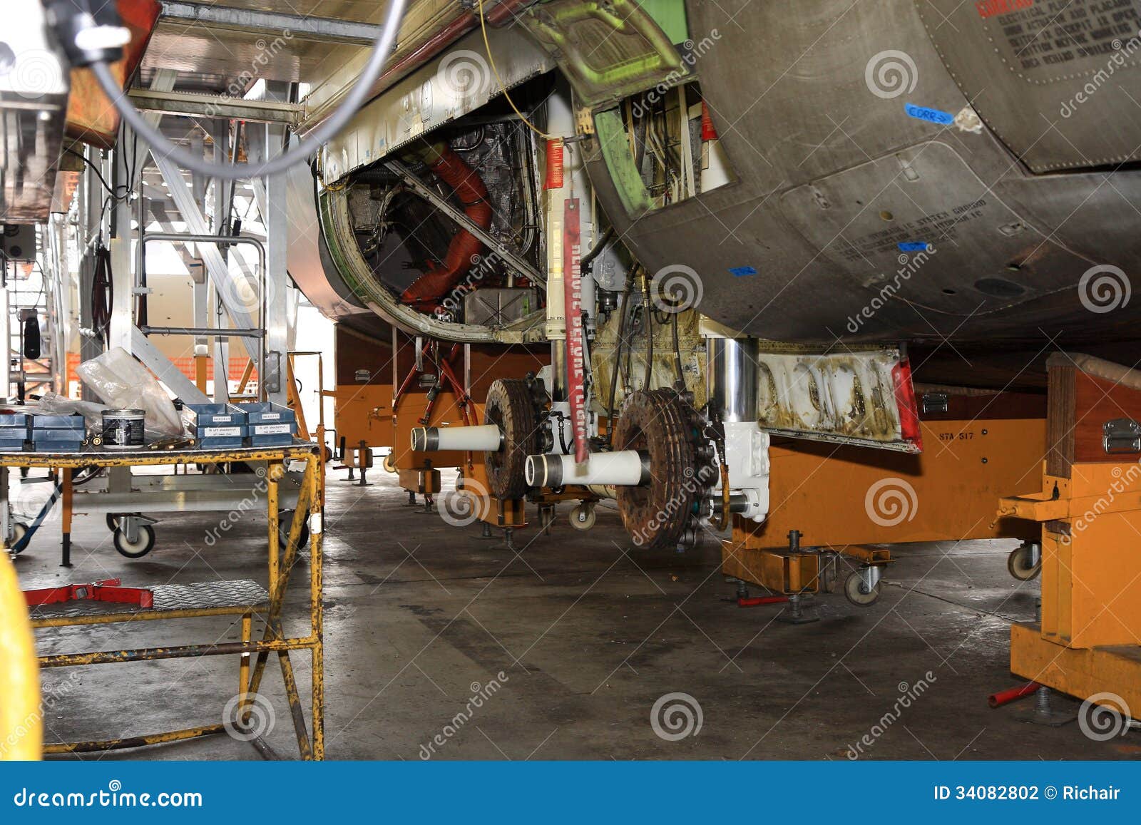 Manutenzione pesante. Dettaglio di un carrello di atterraggio degli aerei durante il mantenimento pesante di corrente alternata - trasporto di 130 Ercole.