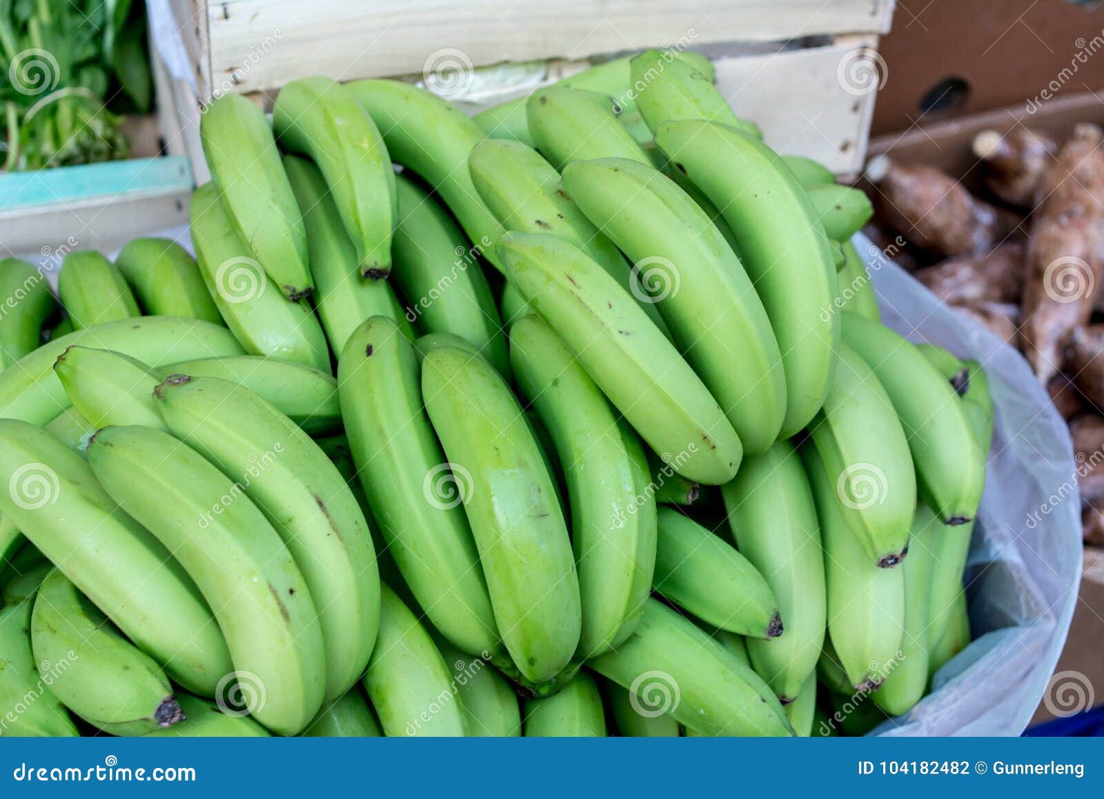 Можно есть зеленые бананы. Много бананы зеленый. Зеленый банан на рынке. Чего много в зеленых бананах. Зеленый банан зап Европа.