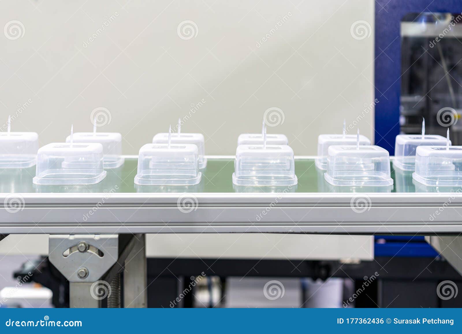 Many Row of Clear Plastic Cup or Box after Made by Plastic Injection