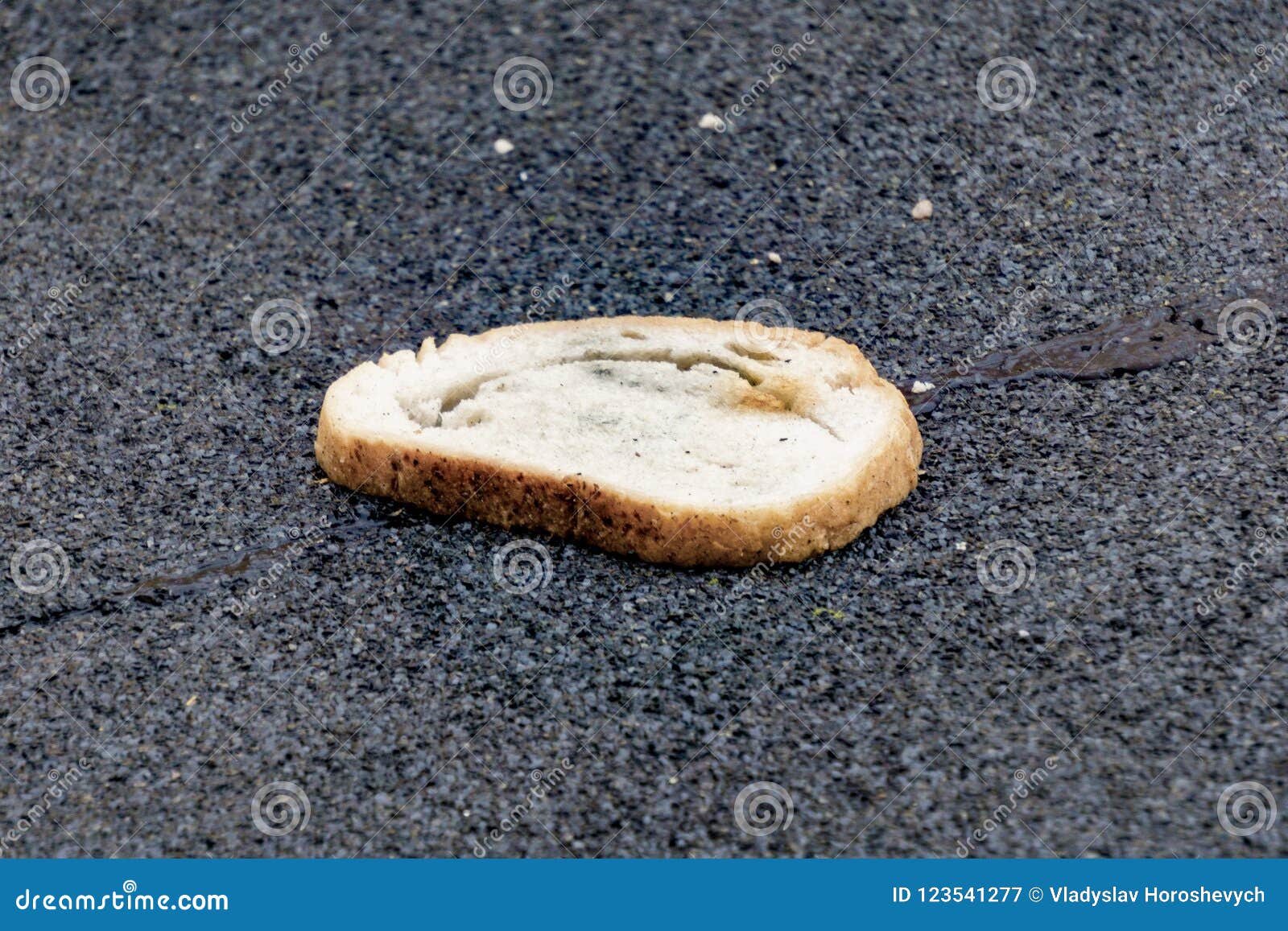 Пирожок разломила да кусочек прикусила. Кусок хлеба на столе. Хлеб лежит на земле. Крошки хлеба на асфальте. Хлеб валяется.