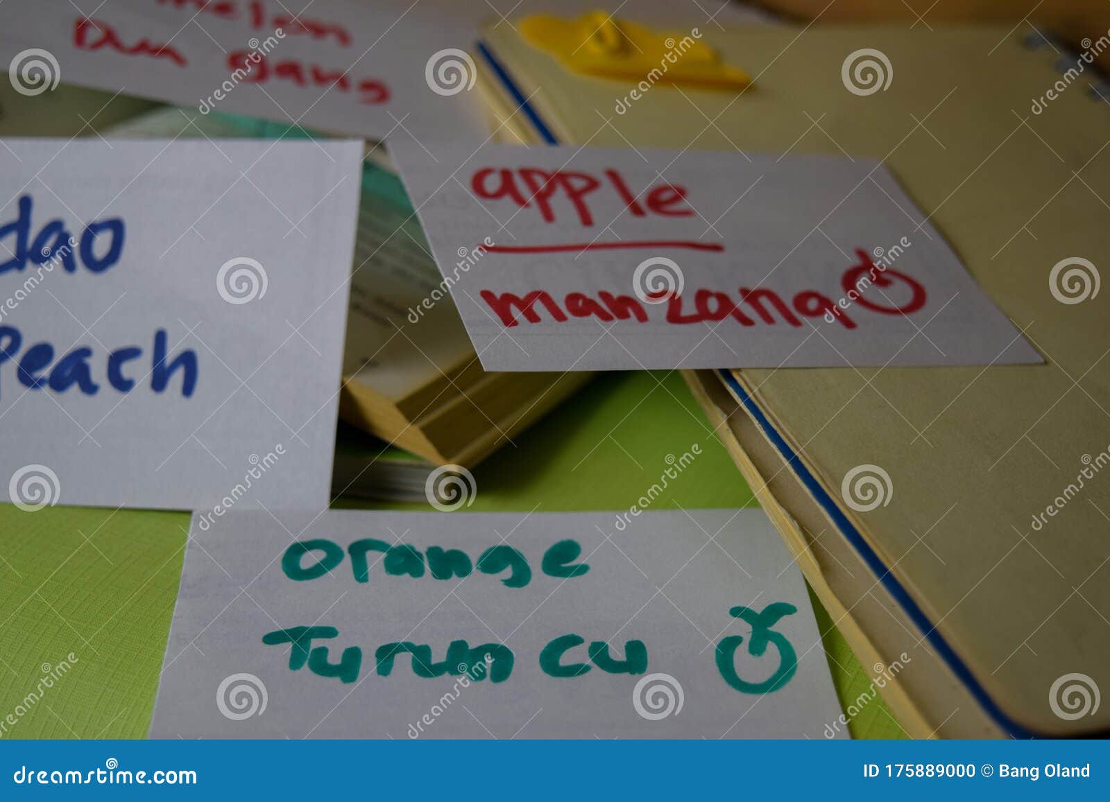 manzana write on a sticky note  on office desk. learning spanish language concept