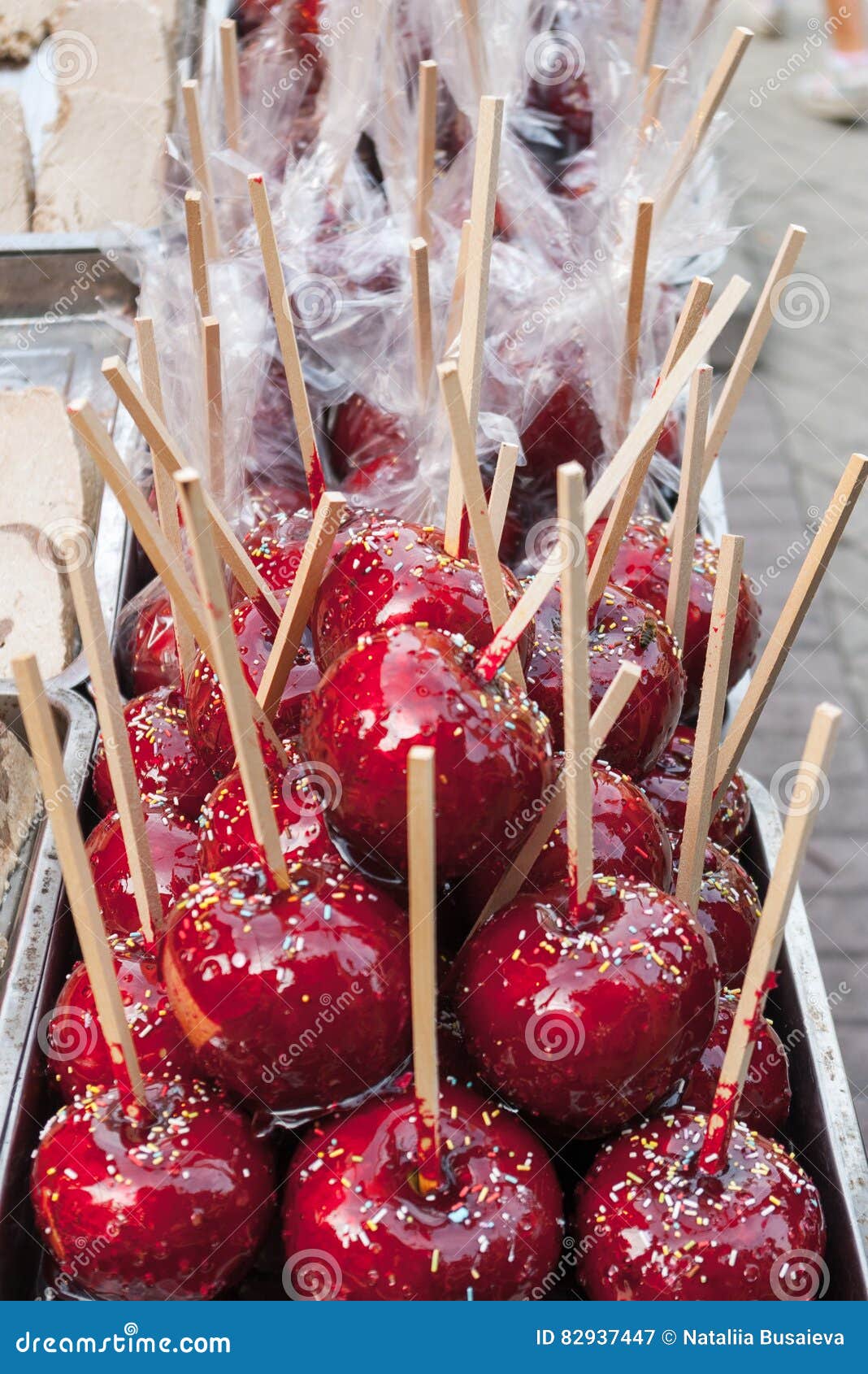 Manzanas De Caramelo Rojas Dulces Americanos Tradicionales Para Los Niños  En La Navidad Imagen de archivo - Imagen de venta, recuerdo: 82937447