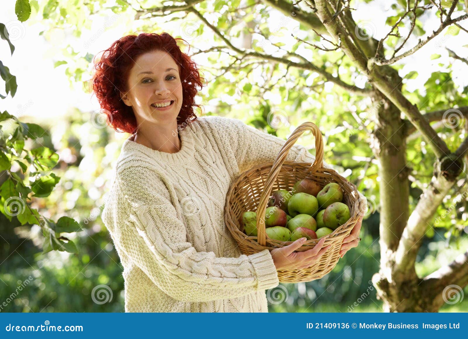 Флера яблоки. Фотосессия с яблоками. Женщина с яблоками в саду. Девушка с корзиной яблок. Женщина в яблоневом саду.