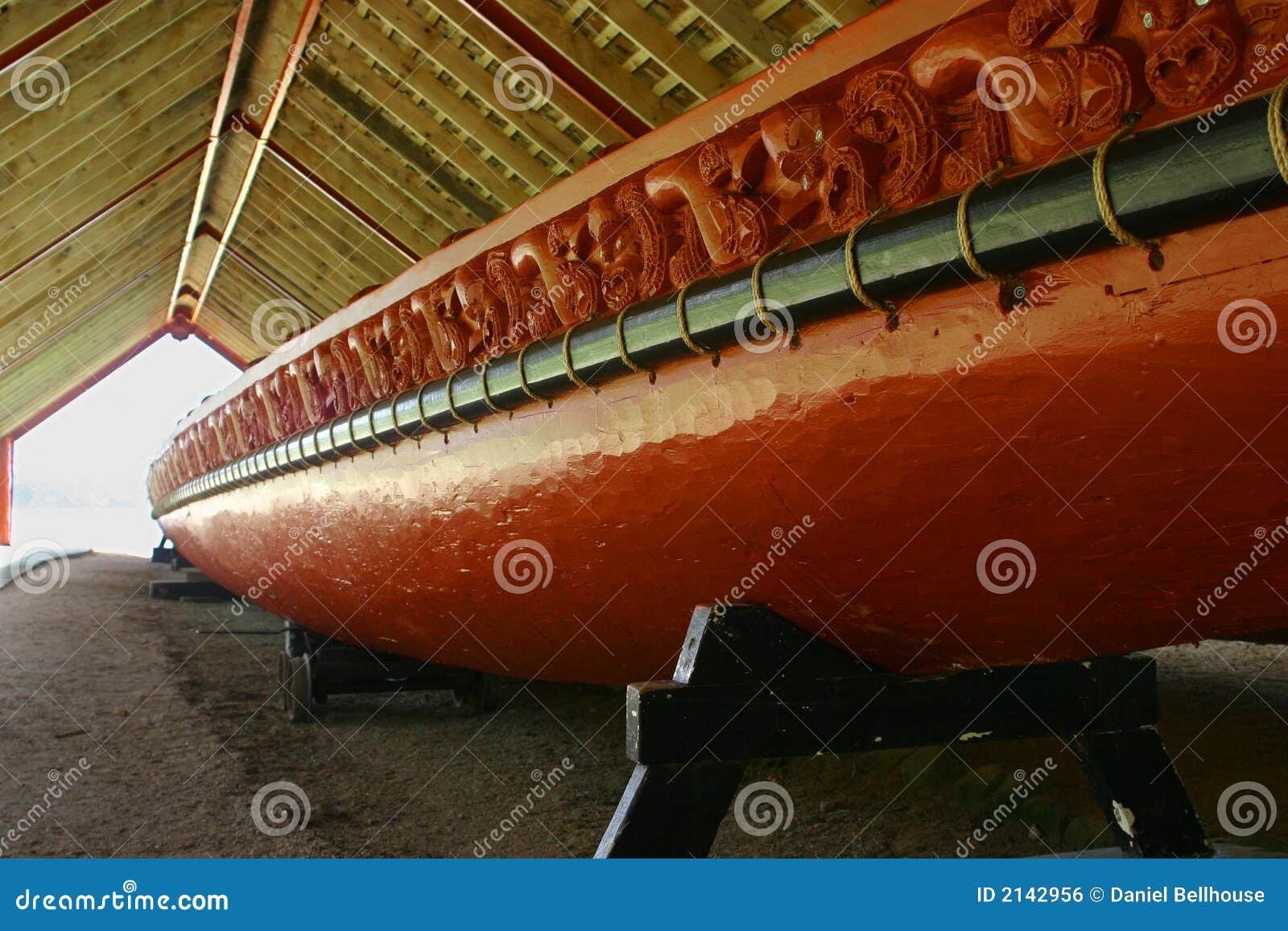 Maori Waka (Kano). Een Maori Kano van de Oorlog op Vertoning die van Hout Kauri wordt gemaakt