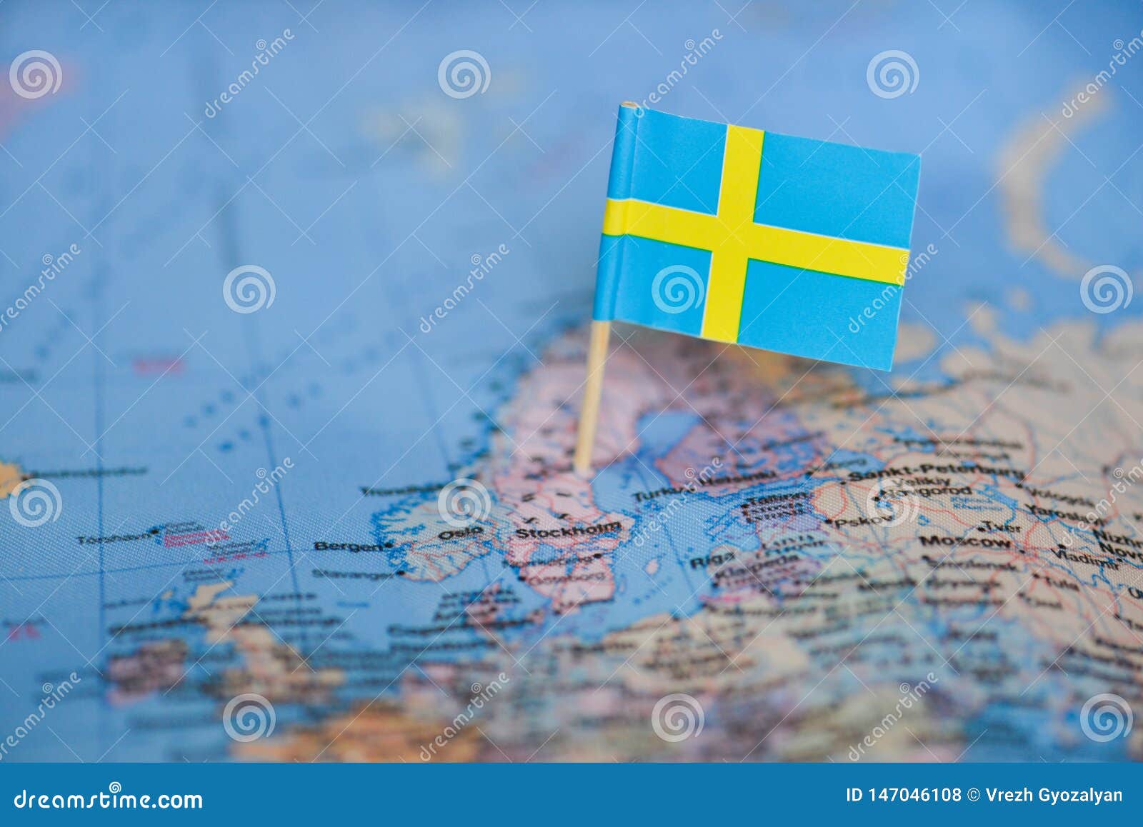 Raglio Della Mappa Della Svezia Con La Bandiera D'ondeggiamento - Foto 7