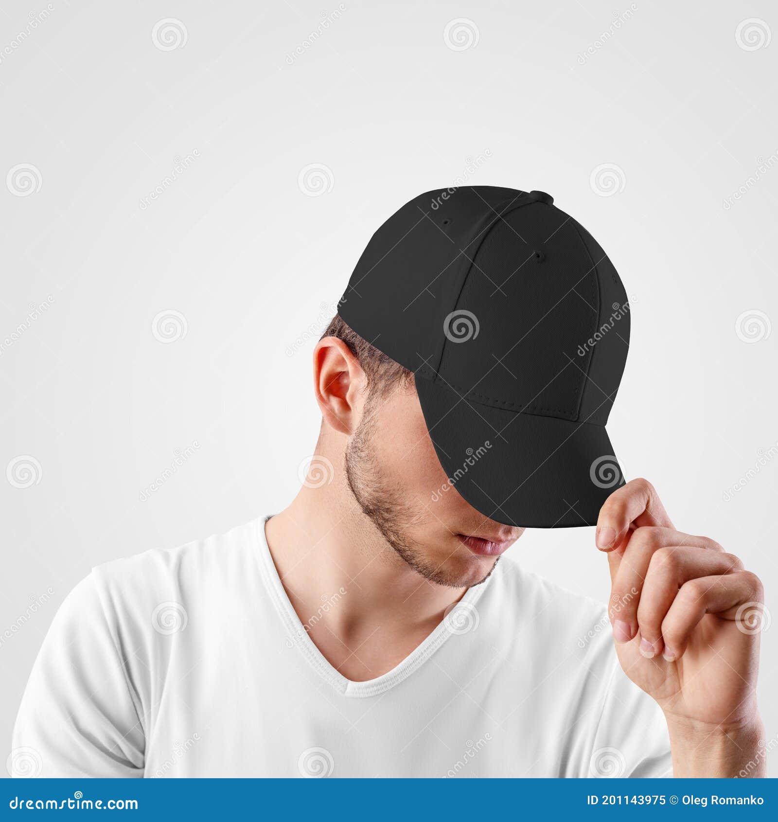 Maqueta De Una Gorra Negra De Béisbol En La Cabeza De Un Hombre Mirando  Desde Debajo De Una Visera Frente De Un Panama Vacío Para Imagen de archivo  - Imagen de menor