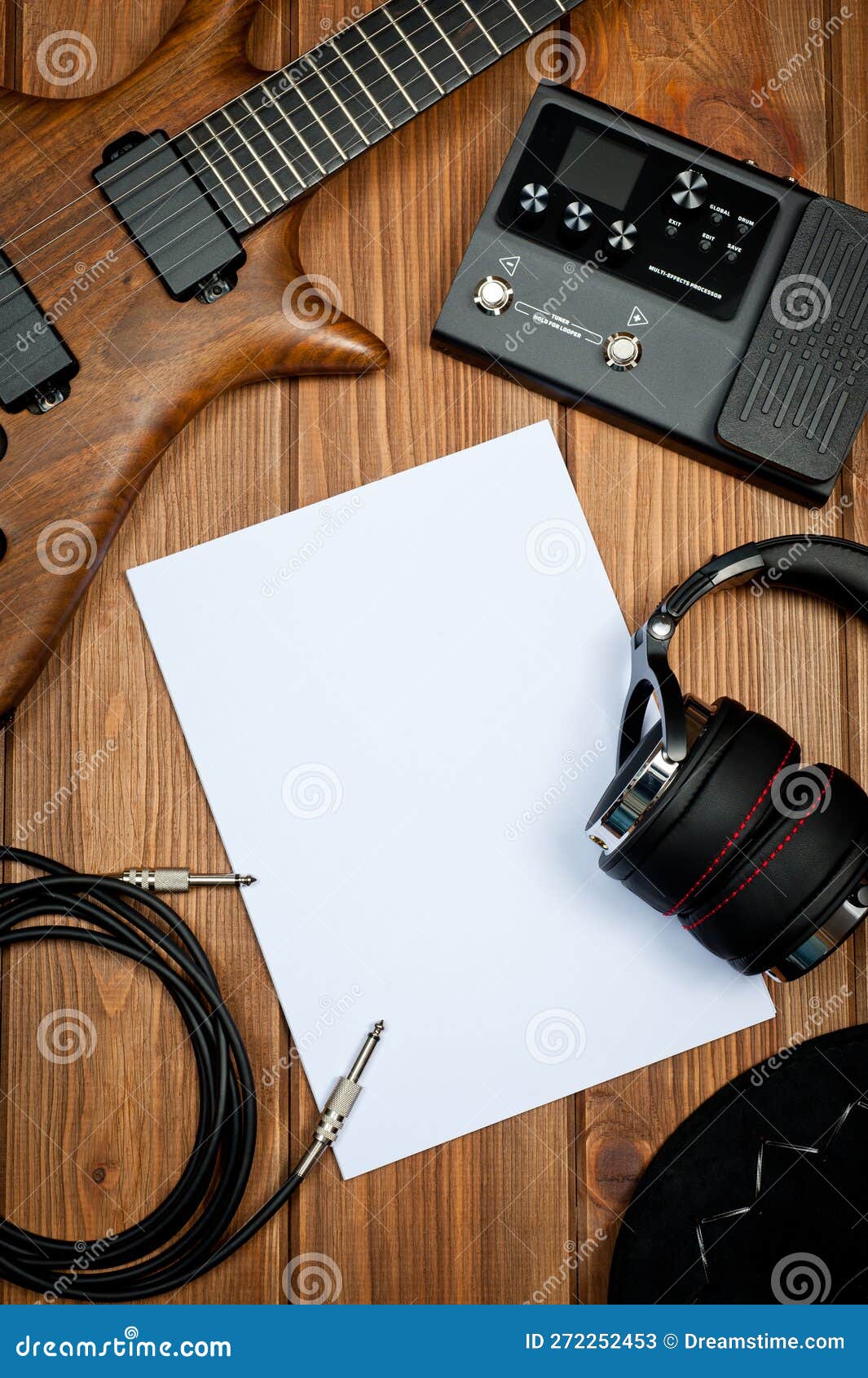 Maquette Avec Processeur De Guitare électrique Et Casque Professionnel  Studio Image stock - Image du guitare, pied: 272252453