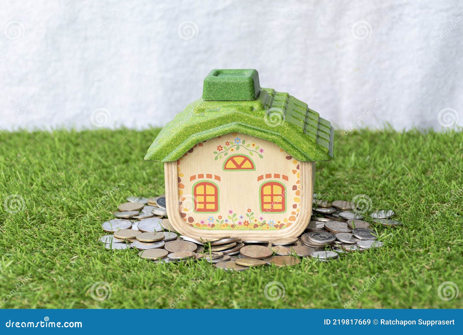 Maquette De La Maison Avec Des Pièces Sur Le Sol D'herbe Image stock -  Image du investissement, boîtier: 219817669