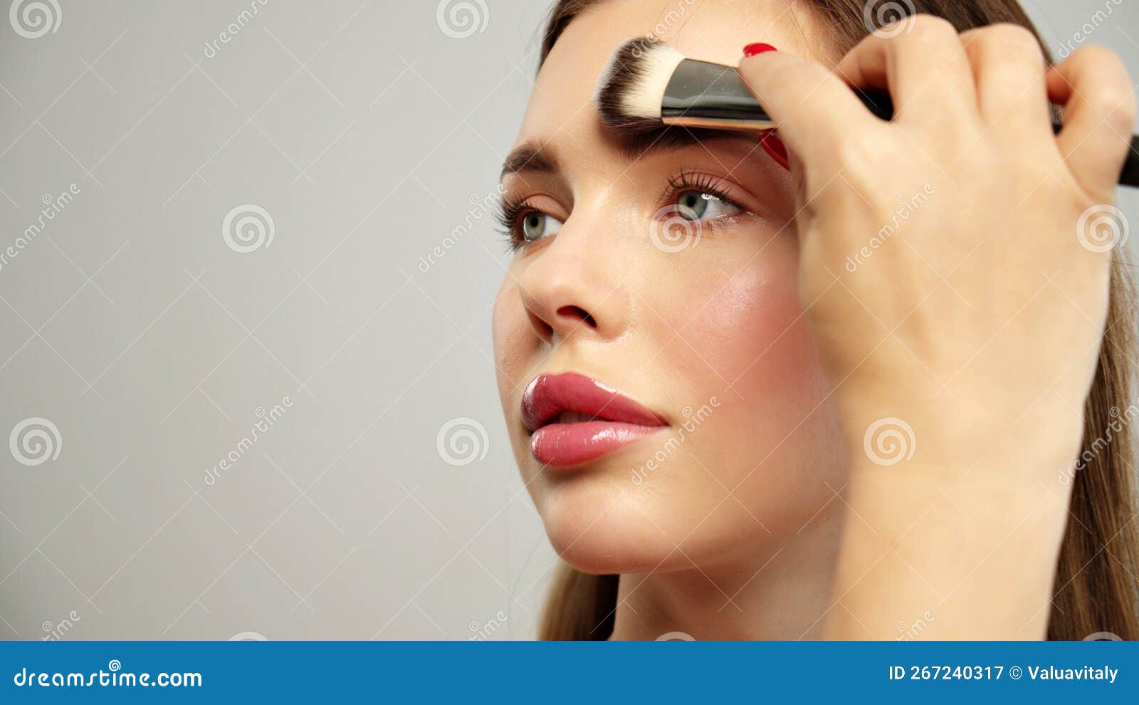 Maquiadora Ou Estilista Aplica Pólvora-sombra Ou Sombras às Pálpebras Do  Modelo Feminino. Classe Mestre Ao Aplicar Makeup Imagem de Stock - Imagem  de menina, senhora: 267240323