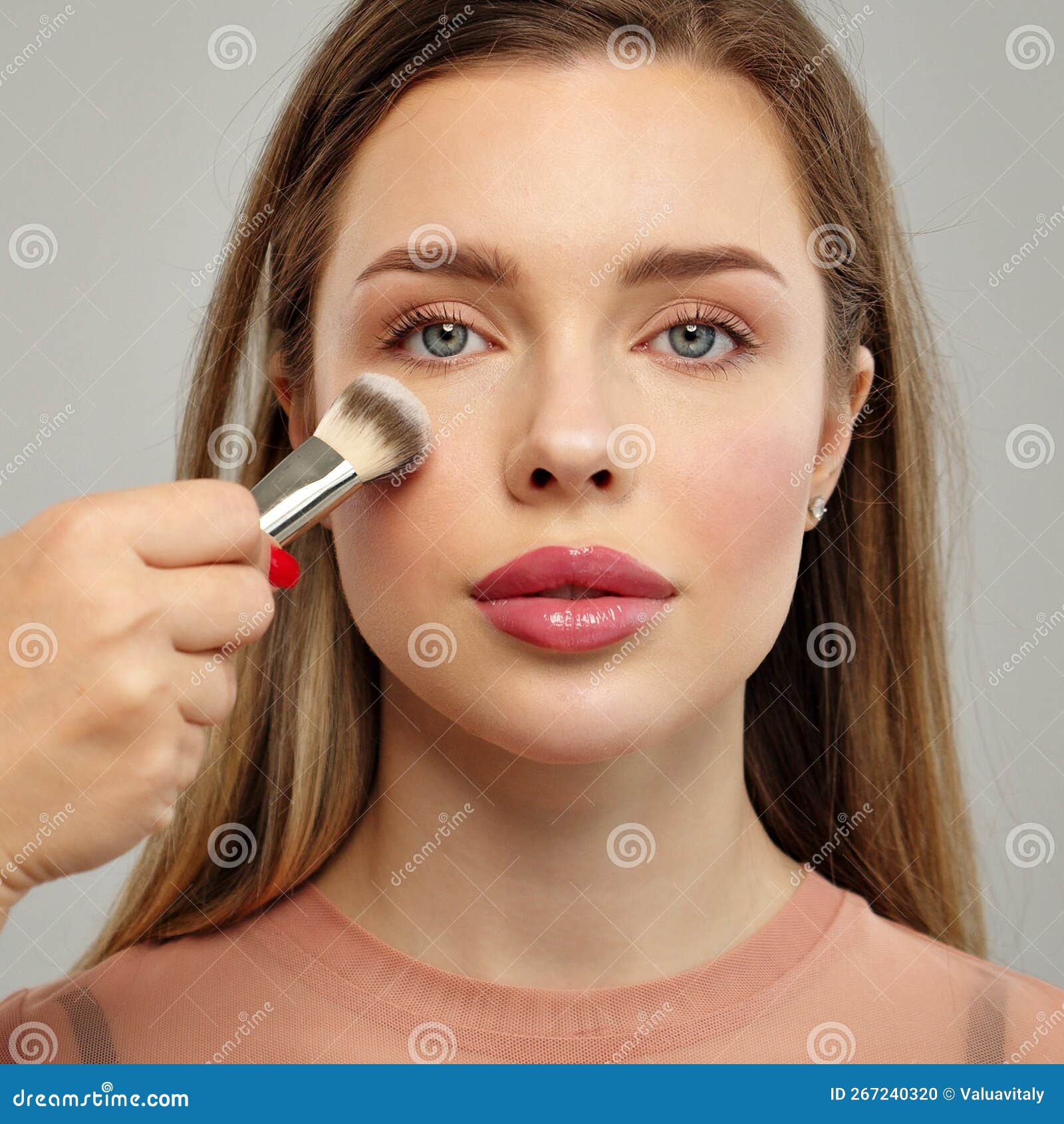 Maquiadora Ou Estilista Aplica Pólvora-sombra Ou Sombras às Pálpebras Do  Modelo Feminino. Classe Mestre Ao Aplicar Makeup Foto de Stock - Imagem de  cara, modelo: 267240320