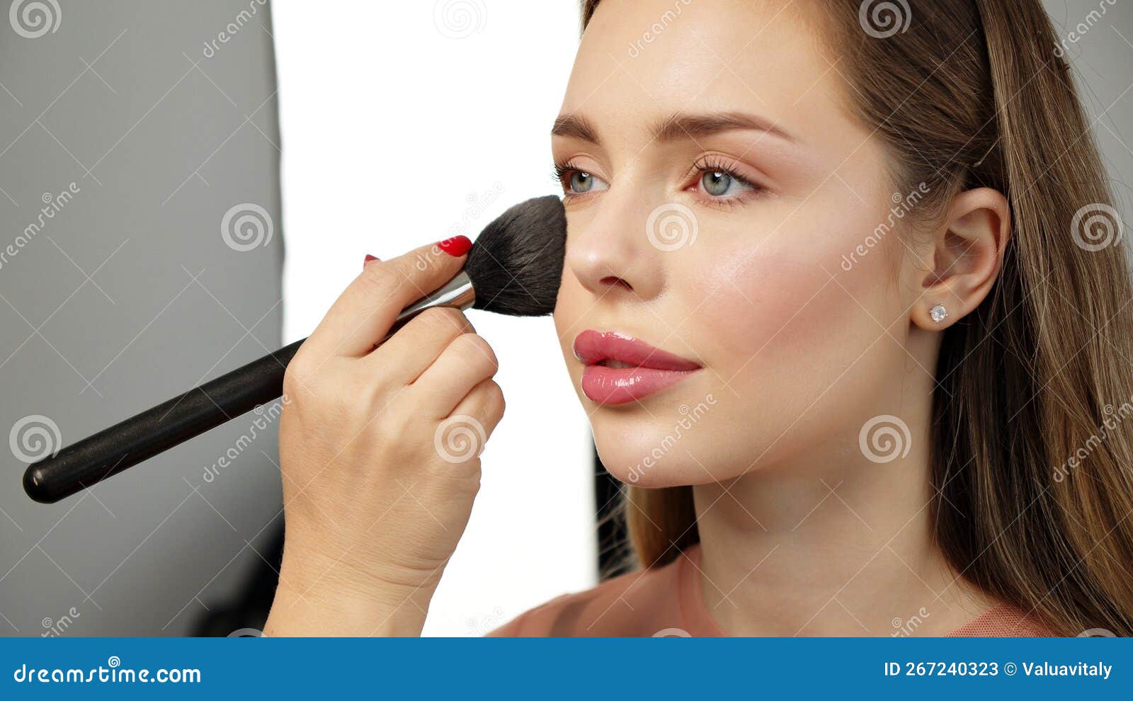 Maquiadora Ou Estilista Aplica Pólvora-sombra Ou Sombras às Pálpebras Do  Modelo Feminino. Classe Mestre Ao Aplicar Makeup Imagem de Stock - Imagem  de menina, senhora: 267240323