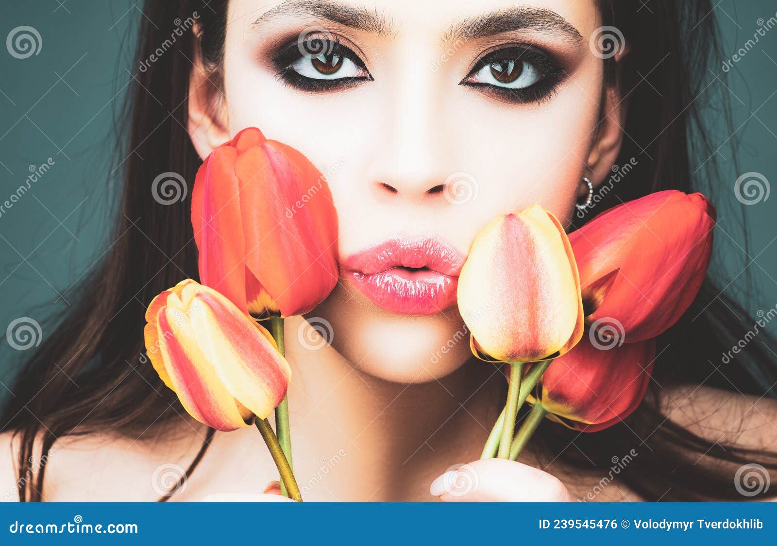 Maquiagem Da Primavera De Beleza Para a Garota Sensual. Mulheres Bonitas  Encaram De Perto. Linda Mulher Com Flores De Tulipas. Foto de Stock -  Imagem de atrativo, forma: 239545476