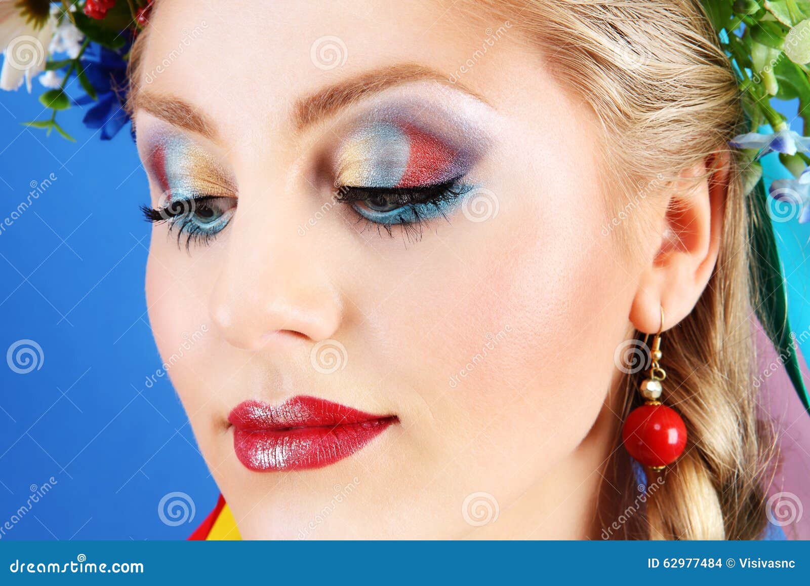Maquillage De Femme De Portrait Avec Des Fleurs Sur Le Fond Bleu Photo Stock Image Du Bleu 