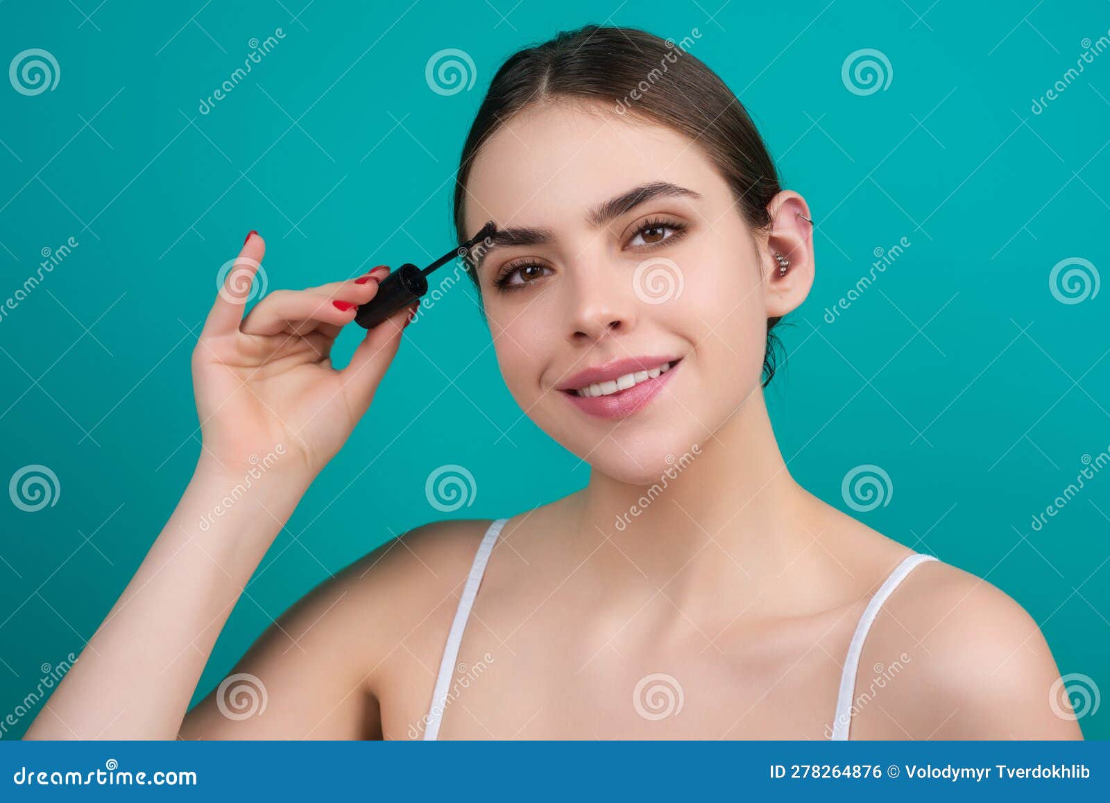 Maquillage De Forme Sourcils. Modèle De Beauté Façonner Les Sourcils Au  Crayon De Sourcils. Femmes Mascara Sourcils Brosse Sourcil Photo stock -  Image du application, renivellement: 278264876