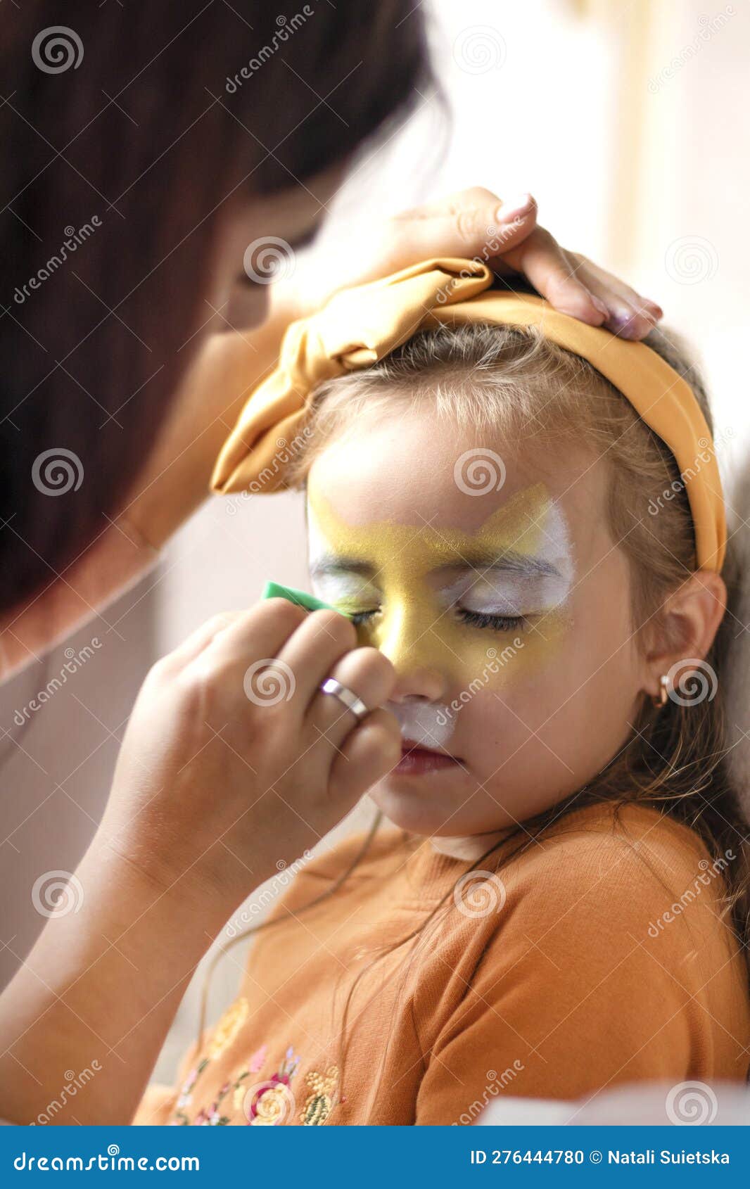 Maquillage Pour Enfants Dessins De Peinture De Visage Maquillage De Filles  Petite Fille Ayant Le Visage Peint