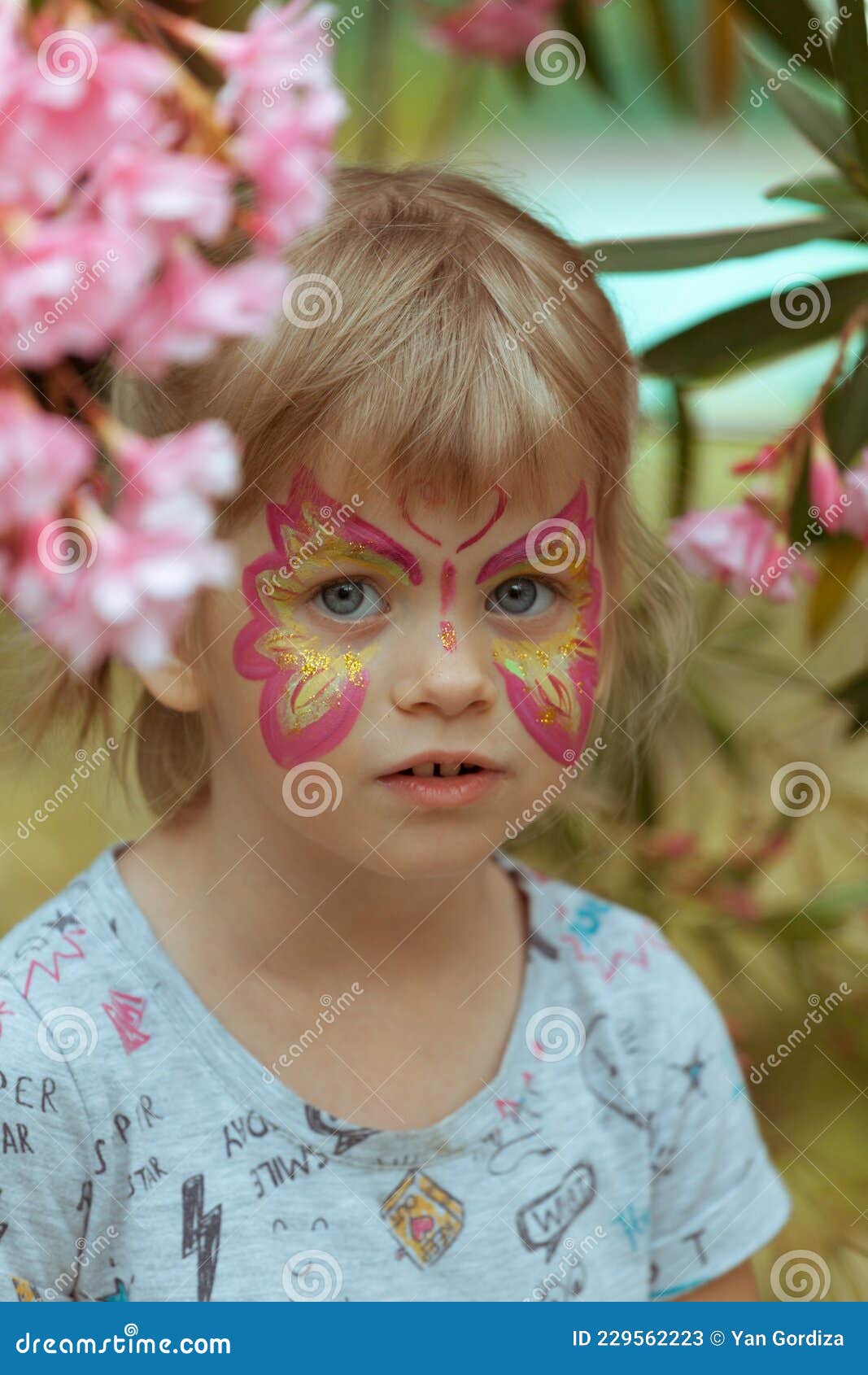Maquillage Sur Le Visage De L'enfant. Papillon Pour Les Vacances Image  stock - Image du émotion, paume: 229562223