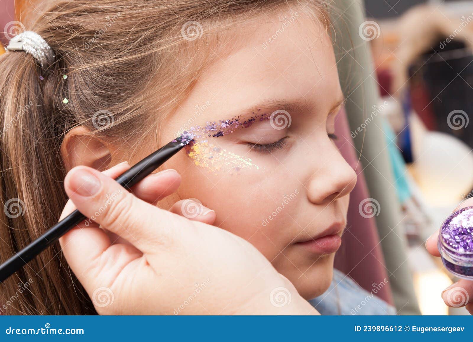 Maquillaje De Cara Festivo Para Una Niña Pequeña Foto de archivo - de ojos, profesional: 239896612
