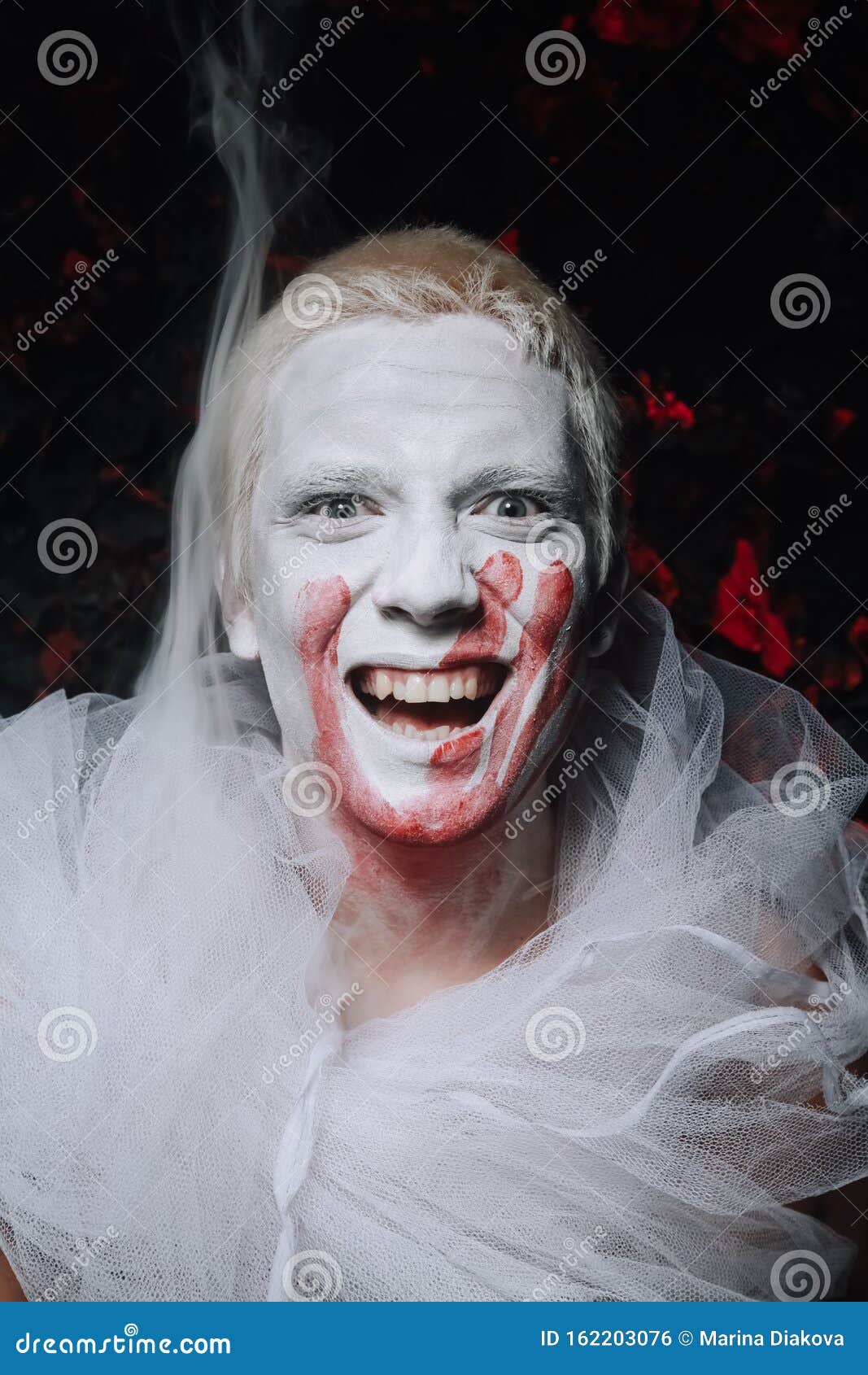 Maquillaje De Halloween Hombre Aterrador Listo Para La Fiesta Tipo Con Cara Cubierta De Pintura Blanca Y Sangrienta Marca De Letr Foto de archivo - Imagen de pesadilla, cara: 162203076 Maquillaje De Halloween Hombre Aterrador Listo Para La Fiesta Tipo Con Cara Cubierta De Pintura Blanca Y Sangrienta Marca De Letr Foto de archivo - Imagen de pesadilla, cara: 162203076