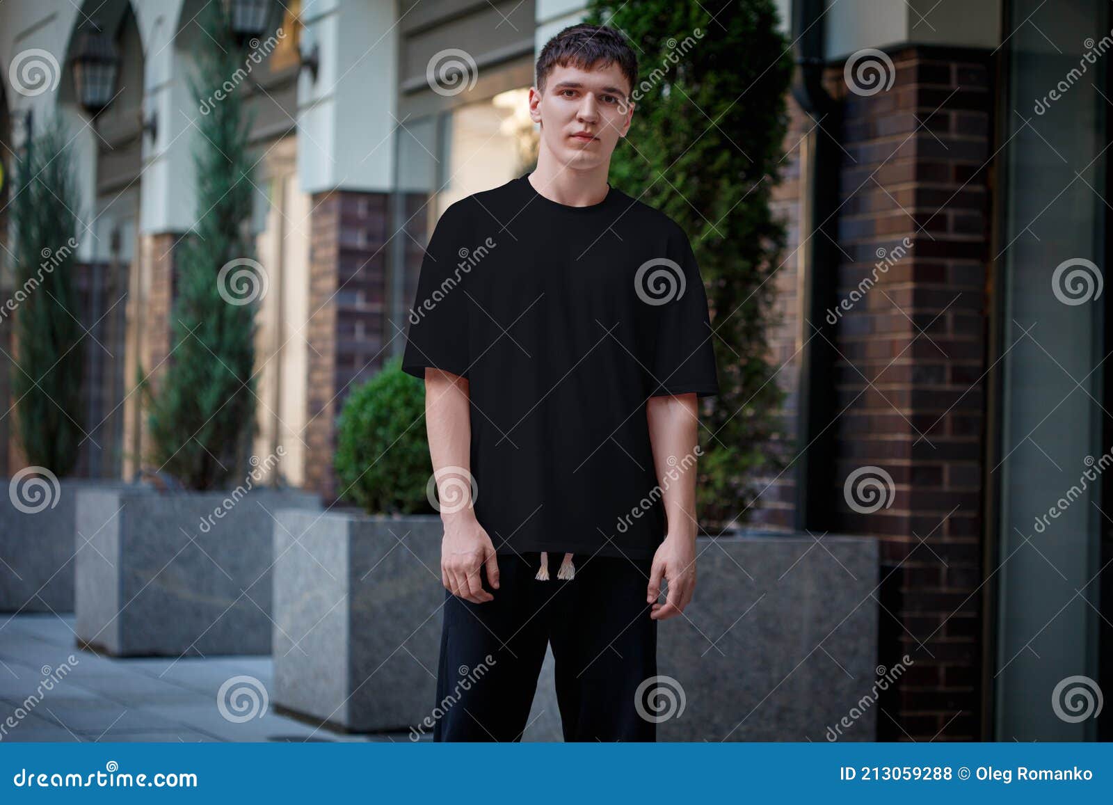 Meseta dividendo Ernest Shackleton Maquillaje De Una Camiseta Negra Sobre Un Tipo Con Pantalones Oscuros Ropa  Elegante En Un Estilo Urbano Sobre Un Fondo De Calle Bo Foto de archivo -  Imagen de urbano, ropas: 213059288