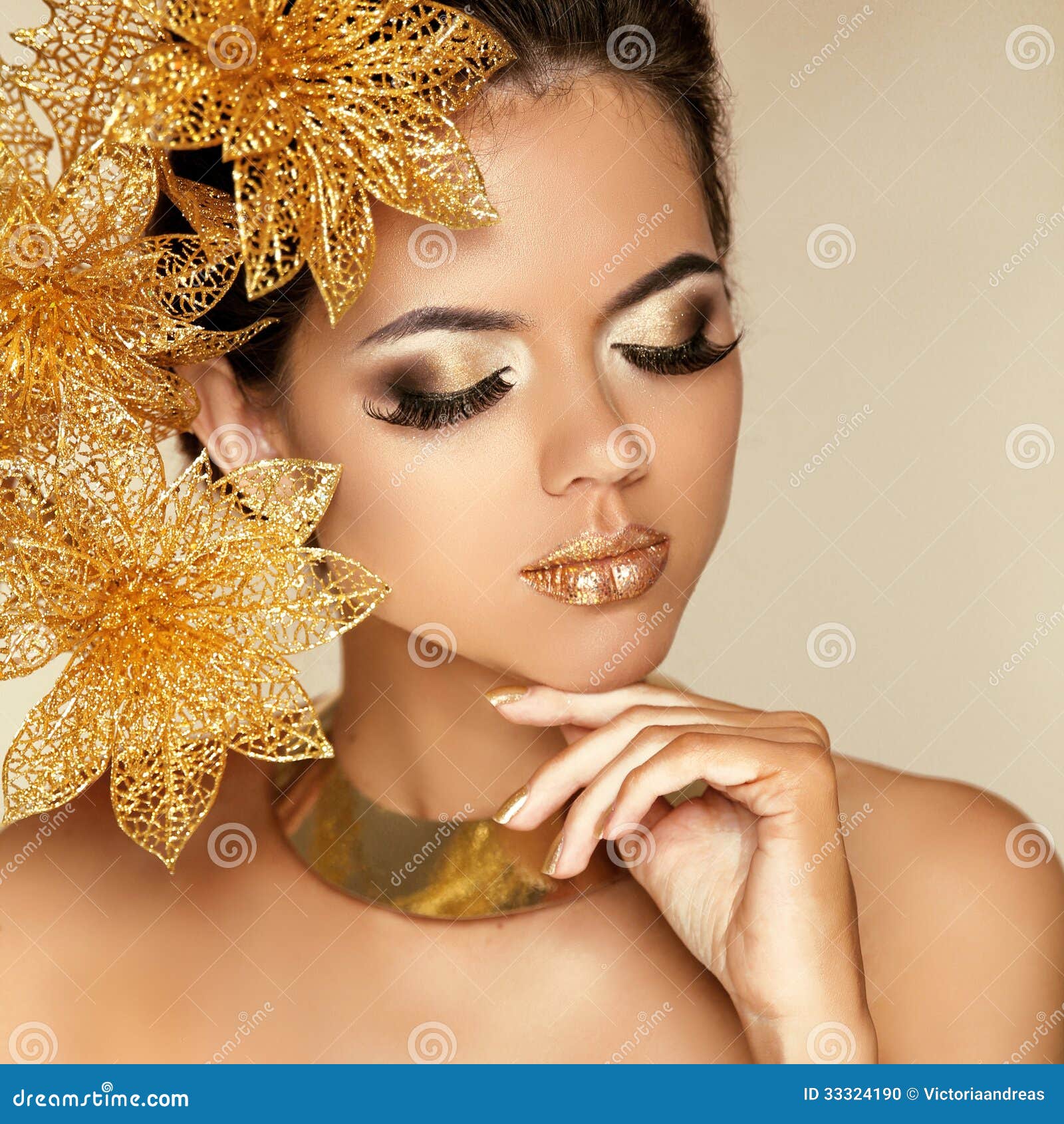 Maquillaje Del Ojo Muchacha Hermosa Con Las Flores De Oro Belleza Wom Modelo Foto De Archivo Imagen De Belleza Muchacha