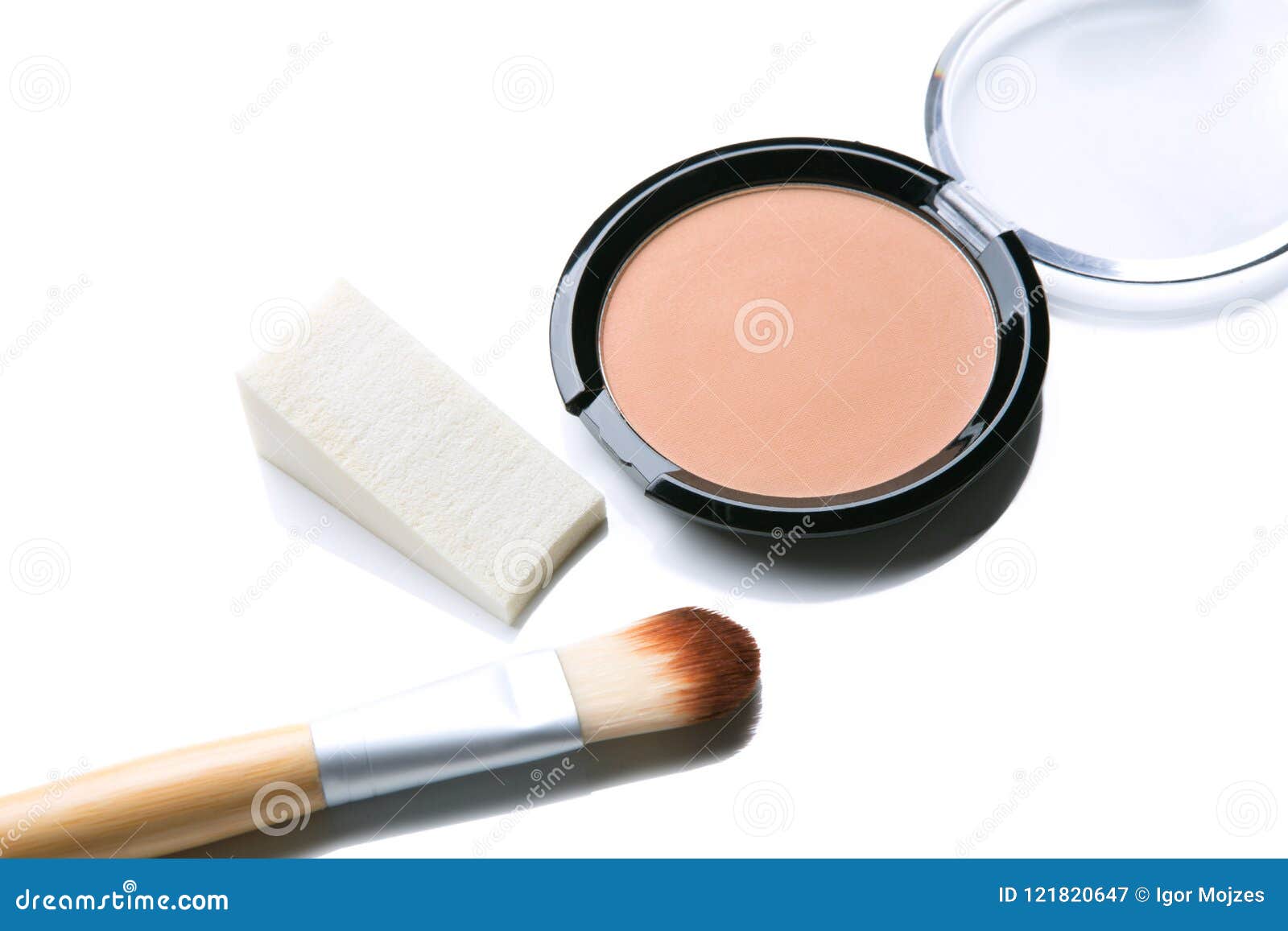 Maquillaje Del Polvo Con El Aislante De La Esponja Imagen de archivo -  Imagen de cara, marco: 121820647