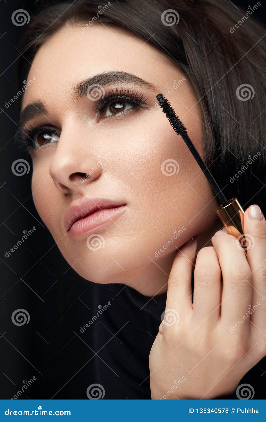 Maquillaje Del Rimel Modelo Putting Black Mascara De La Belleza En Las Pestañas Foto de archivo - Imagen de producto, modelo: 135340578 Maquillaje Del Rimel Modelo Putting Black Mascara De La Belleza En Las Pestañas Foto de archivo - Imagen de producto, modelo: 135340578