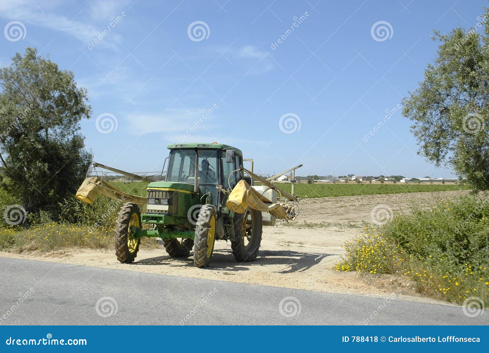 Maquinaria da agricultura no movimento, sul de Alcochete, Portugal, E.U