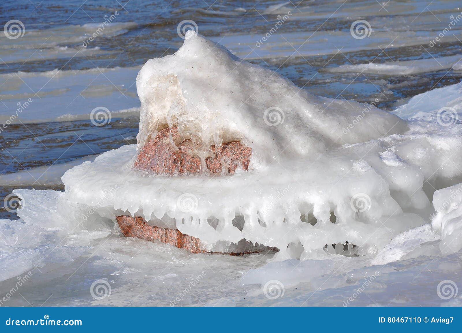 Mar del hielo del paisaje de las piedras. Piedra de hielo marino congelada en el mar con nieve