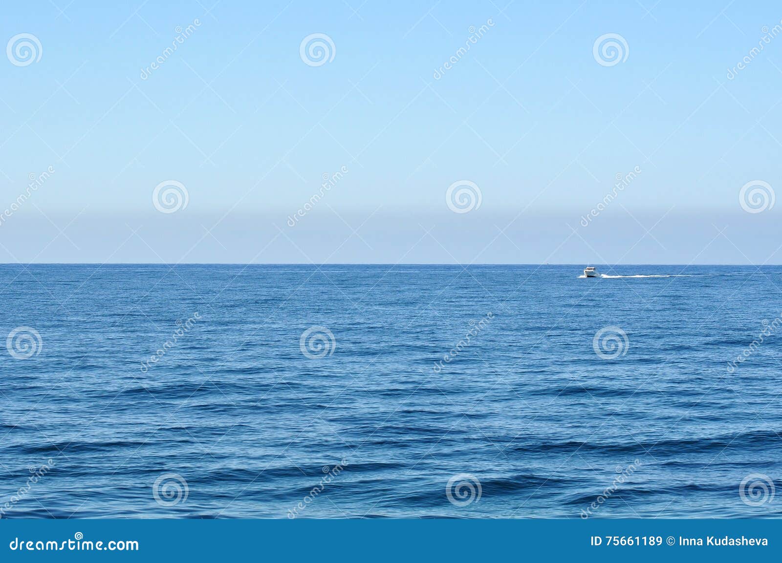 Mar E Barco Bonitos Infinitos Imagem De Stock Imagem De Azul