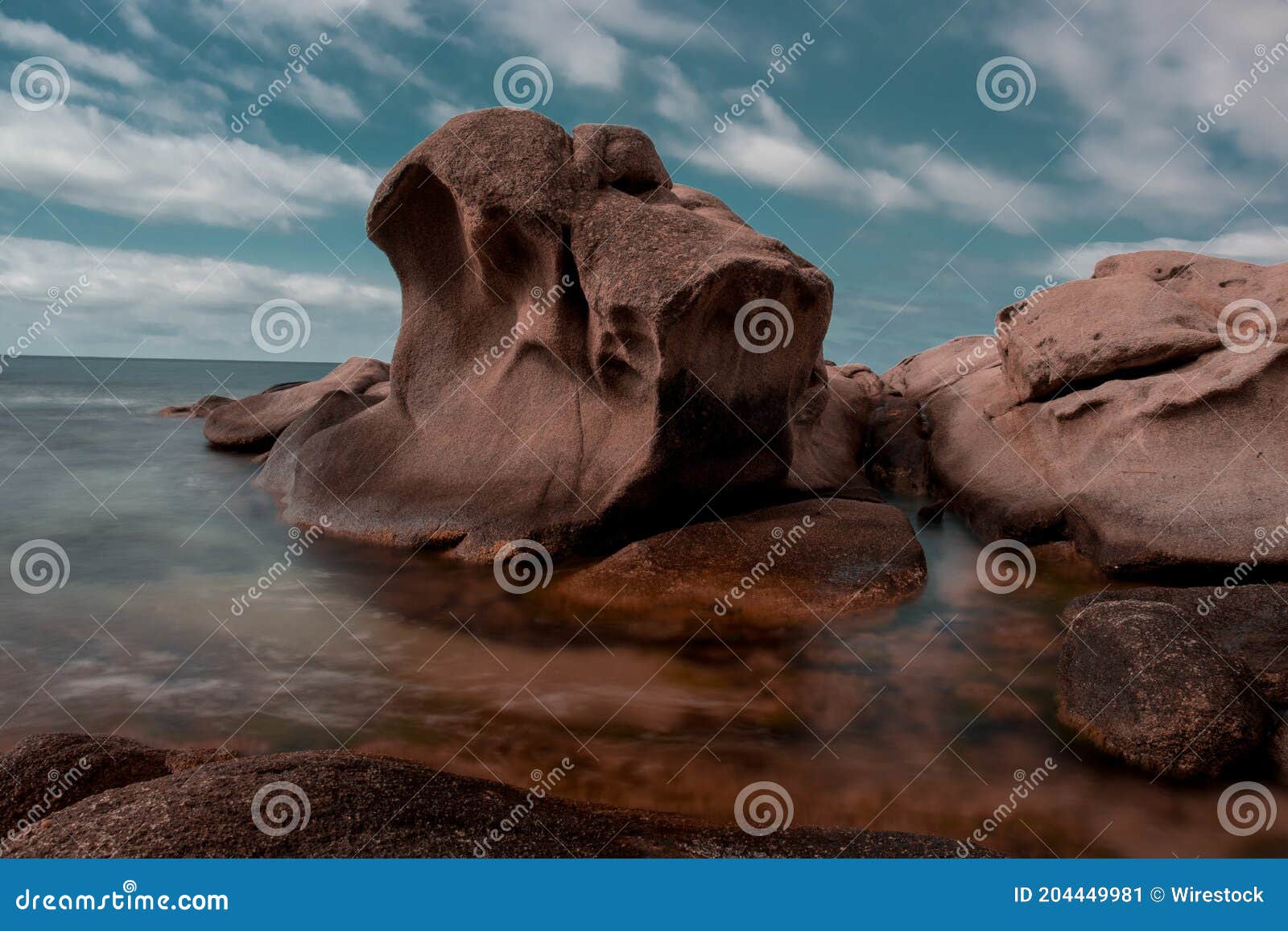 mar en calma con roca lisa y agua efecto sed