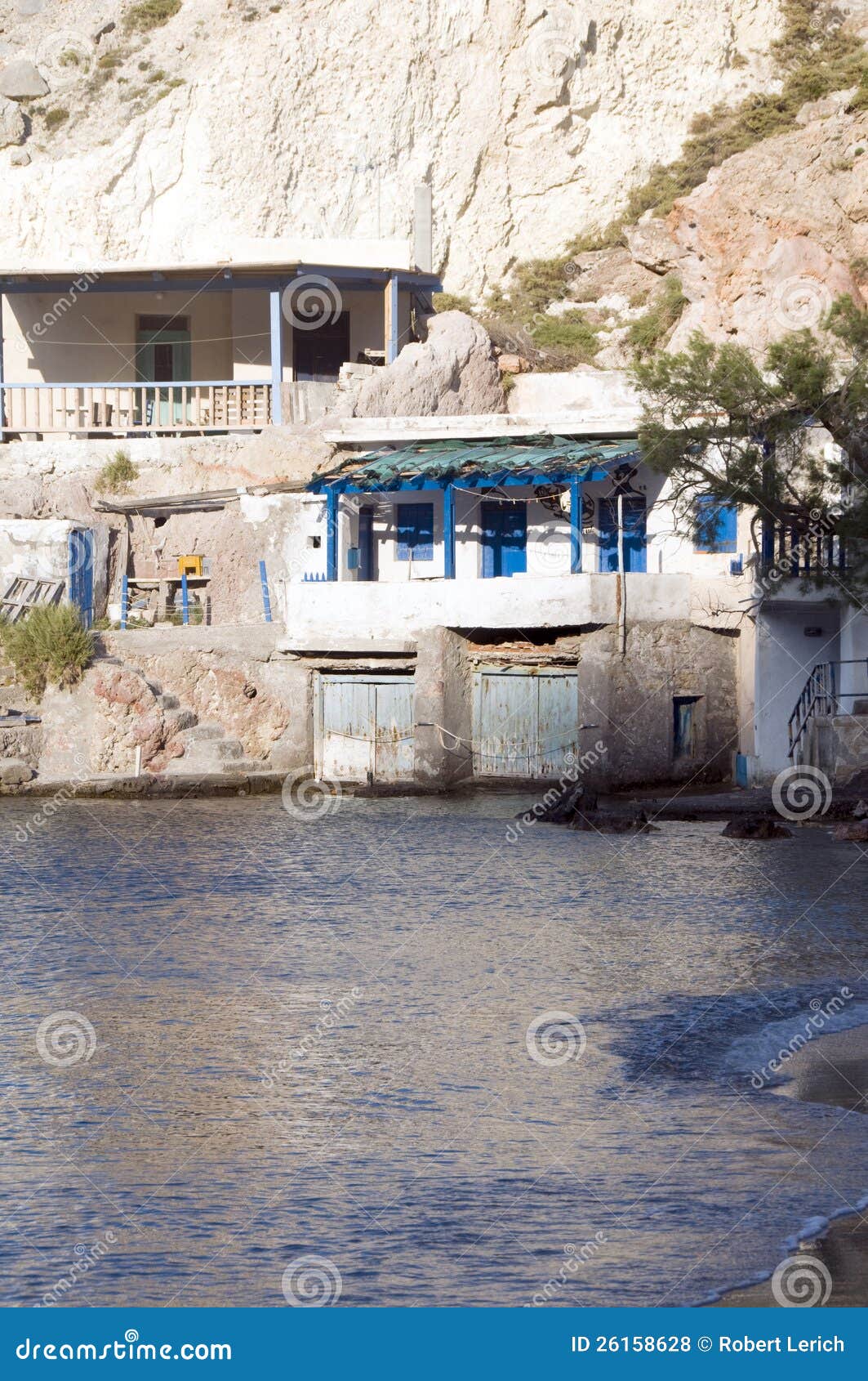 Mar Mediterraneo Firop delle scogliere della roccia delle Camere. Case del pescatore costruite nelle scogliere della roccia sull'isola greca Grecia delle Cicladi dei Milos di Firopotamos del Mar Mediterraneo