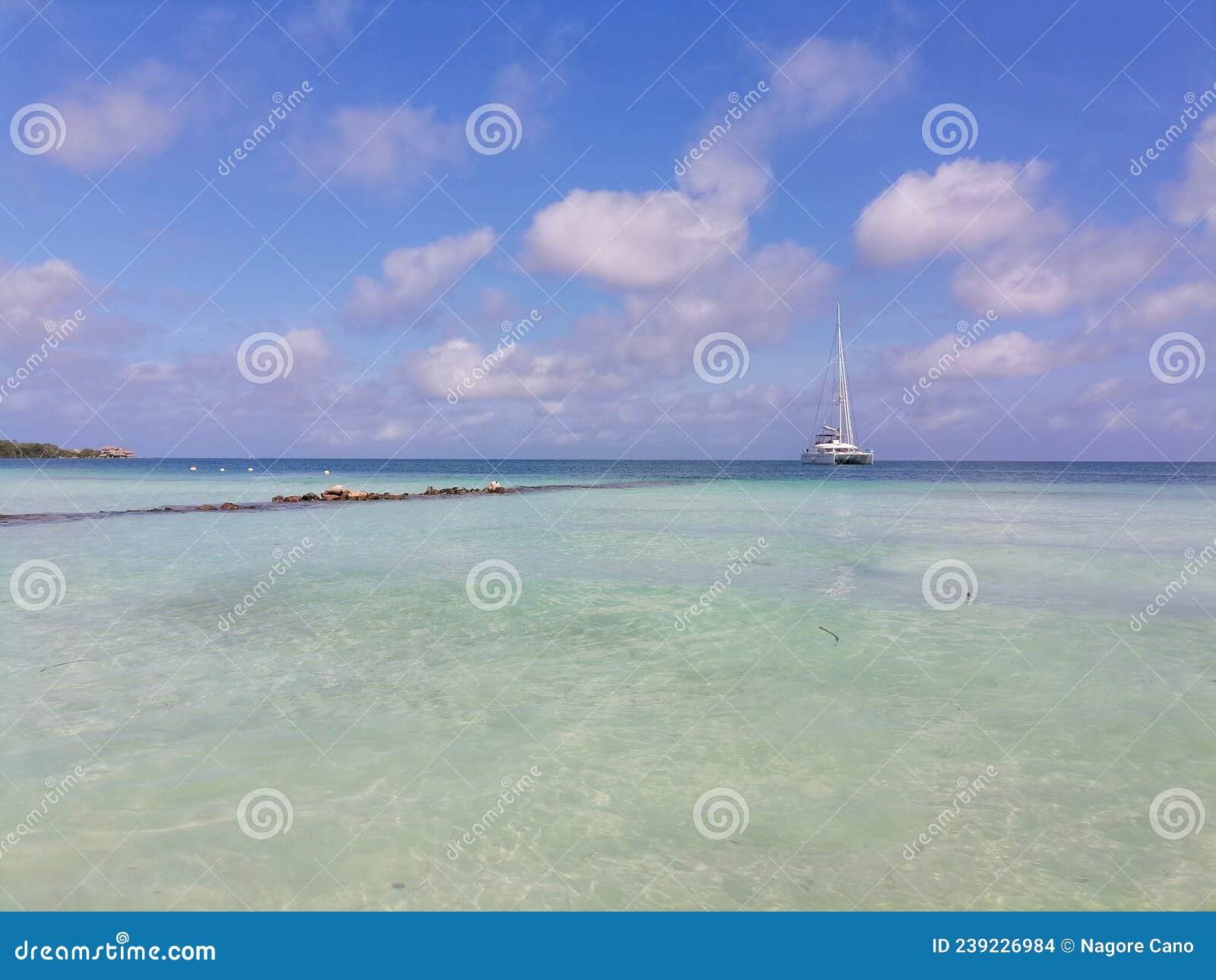 mar turquesa en una playa de la isla de tintipan en el archipielago de san bernardo en el caribe colombiano. sucre, colombia.