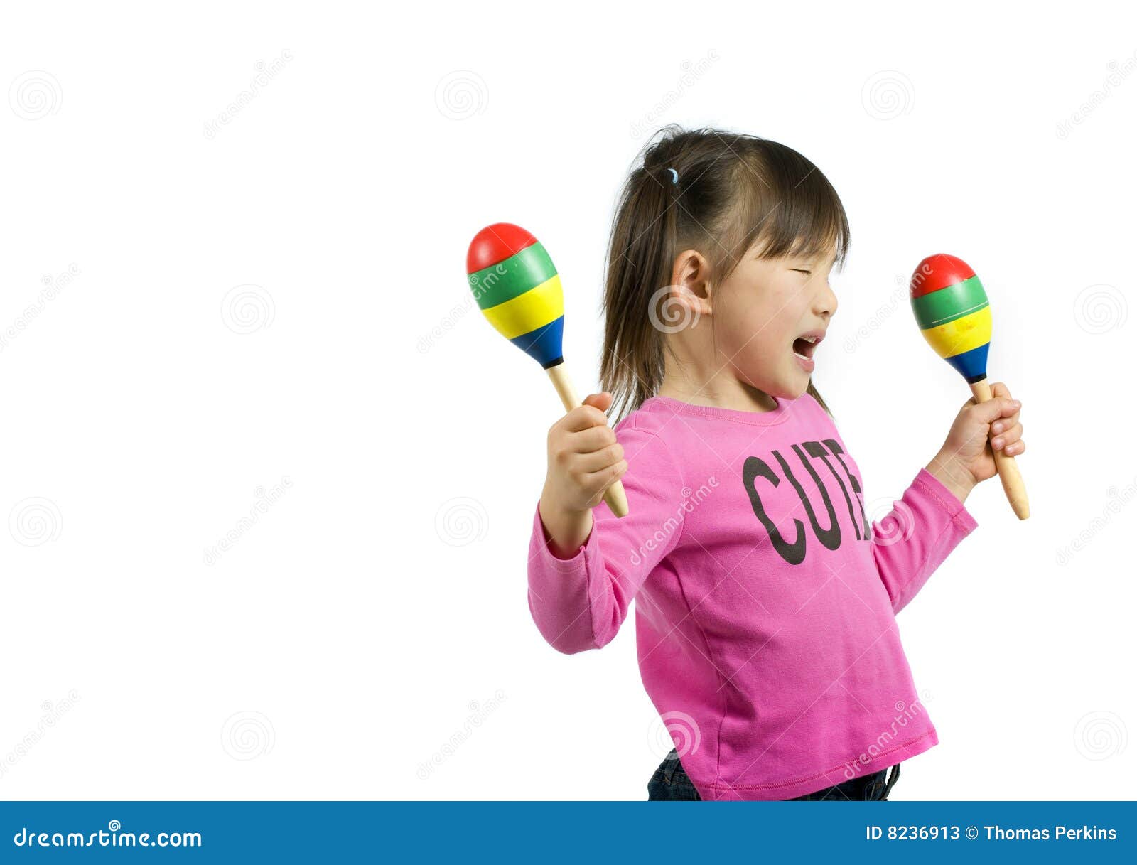 Petit enfant qui joue des maracas Stock Photo