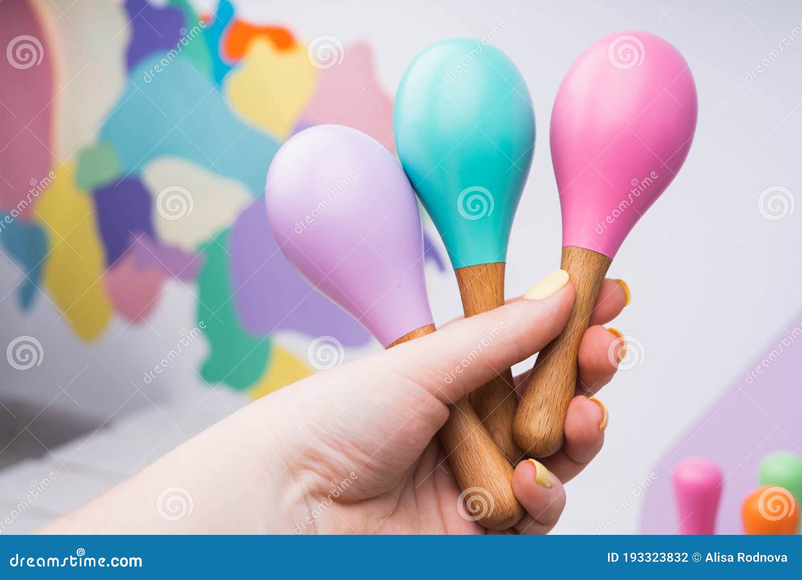 Maracas Bebé Con Manicura Amarilla. Juguetes De Madera Natural Foto de  archivo - Imagen de actividad, manicura: 193323832