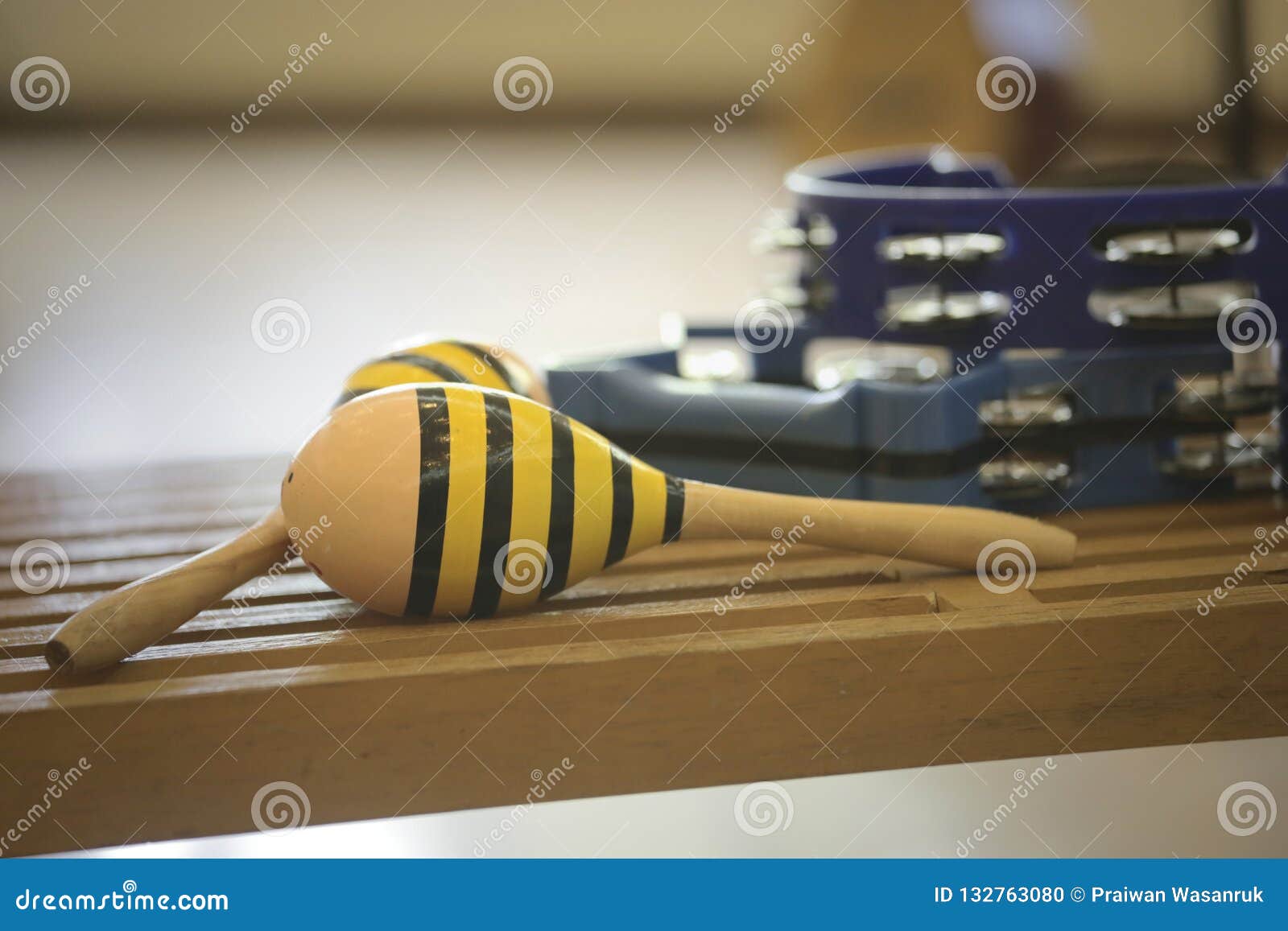 Maracas y panderetas foto de archivo. Imagen de golpe 132763080