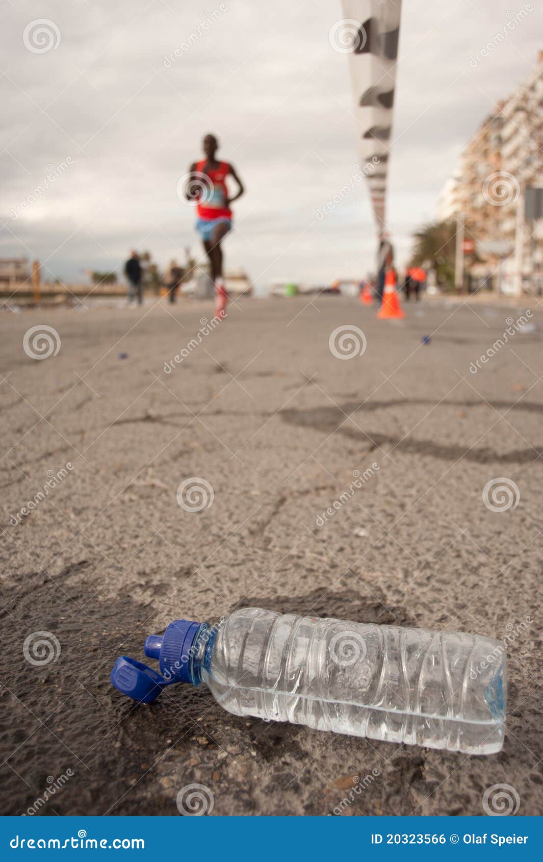 Maratona che victualing. Un corridore interurbano solo e una bottiglia di acqua fatta uscire