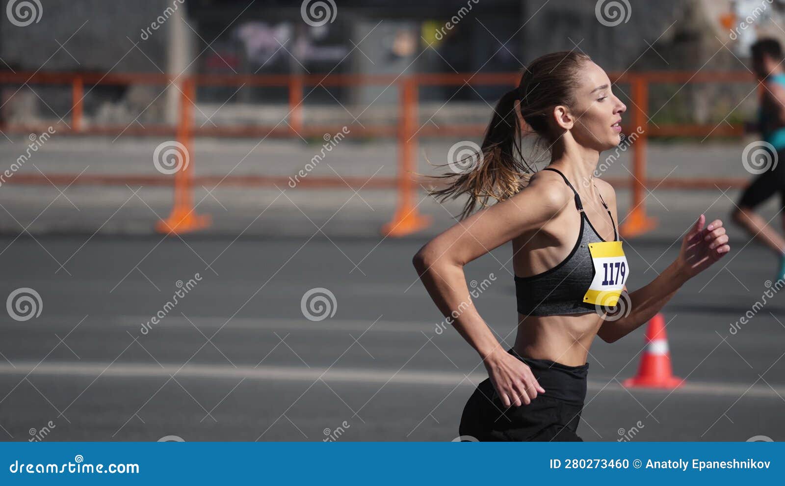 Maratona De Corrida Feminina. Mulher Campeã Atleta Superior Homens