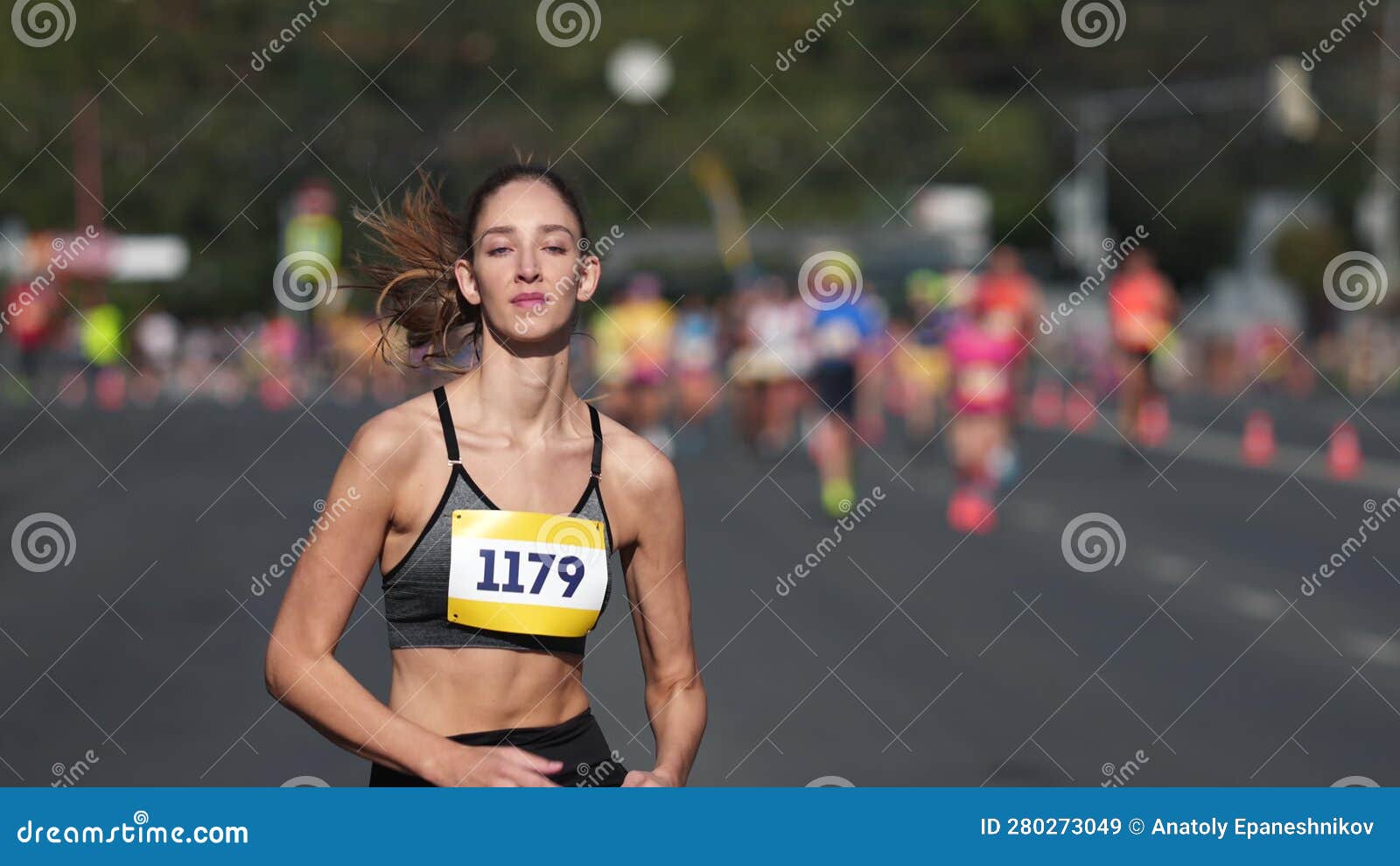 Maratona Feminina. Corrida De Atletas. Fugitiva Desportiva. Desportista.  Video Estoque - Vídeo de europeu, lazer: 280273049