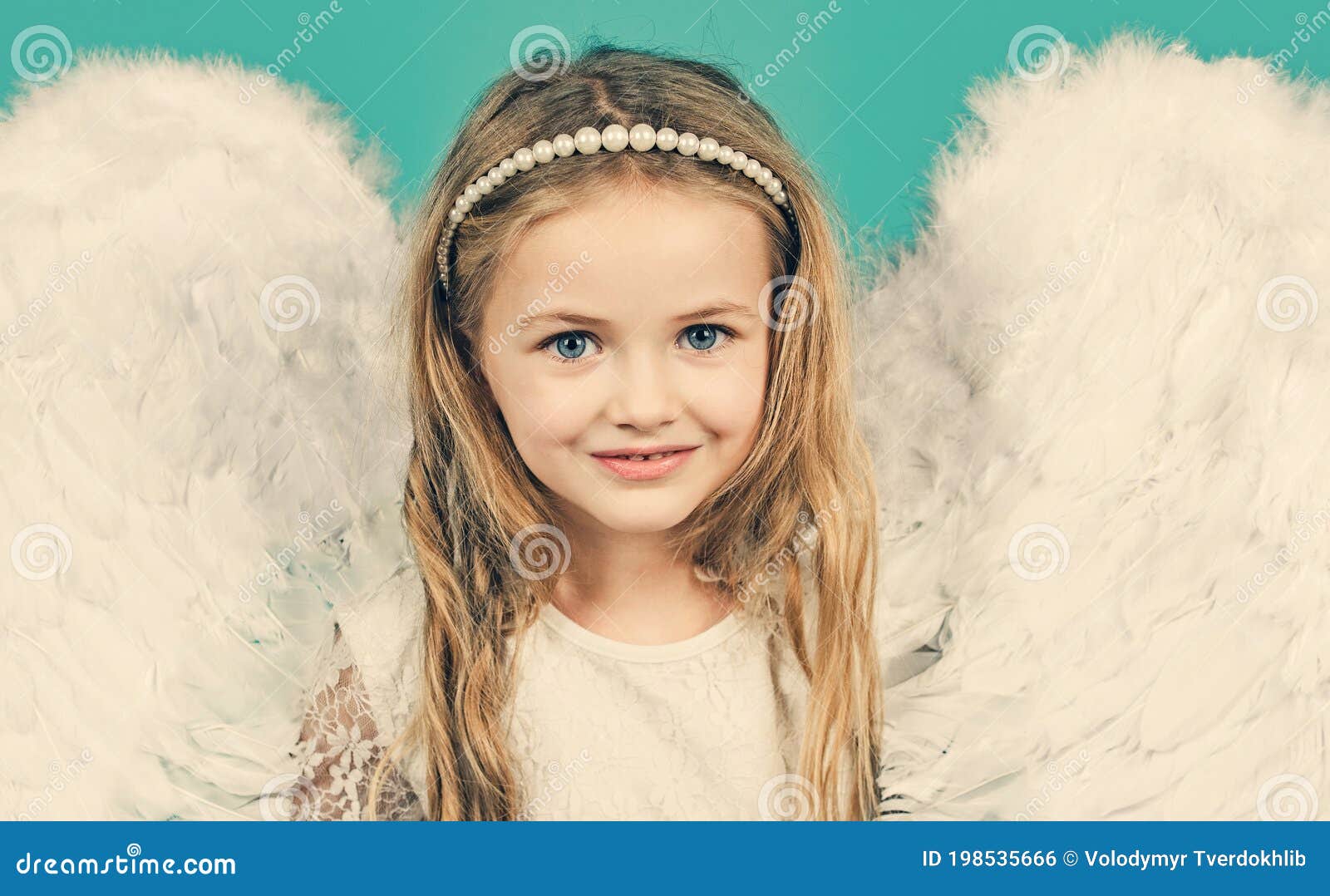 Retrato de uma linda garota anjo com cabelos loiros ao nascer ou