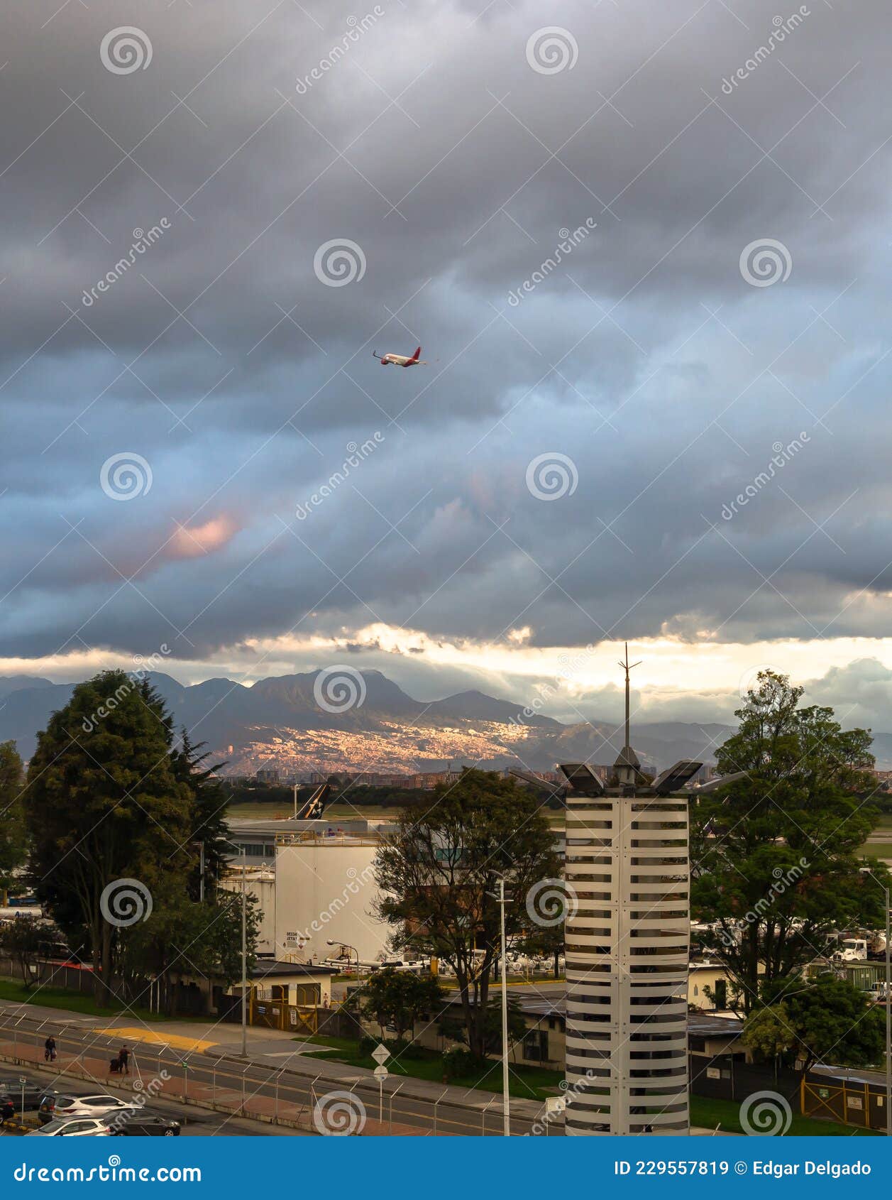 atardecer bogotano desde el aeropuerto de la ciudad..