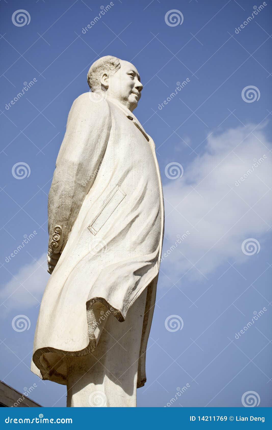 marble statue of chairman mao