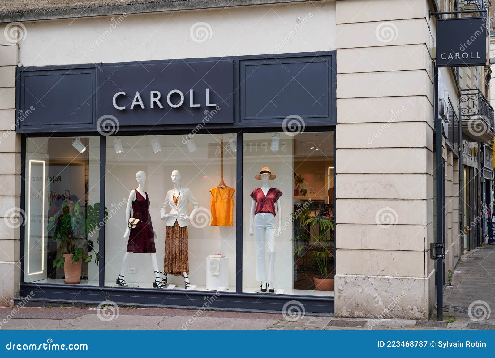 Marca De Caroll Y Logo Texto De La Tienda De Ropa De Moda Moda Moda Moda Francesa Fotografía editorial Imagen de frente, francés: