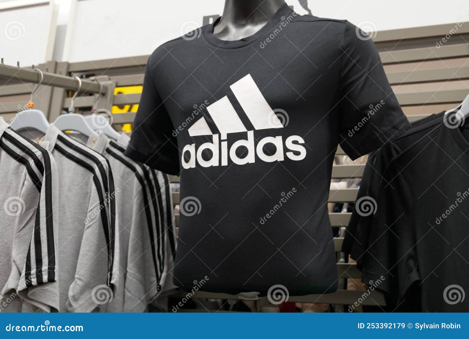 Logotipo De Adidas Y Señalización De Texto En La Interior Ropa Deportiva De Moda Imagen de archivo editorial - Imagen de interior, negocios: 253392179