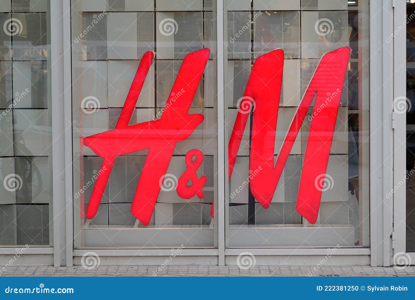 Marca Del Logotipo De Hamp M Y Signo De Texto De La Tienda Hennes Mauritz Ab  Sudish Multinational Retail Imagen editorial - Imagen de rojo, marca:  222381250