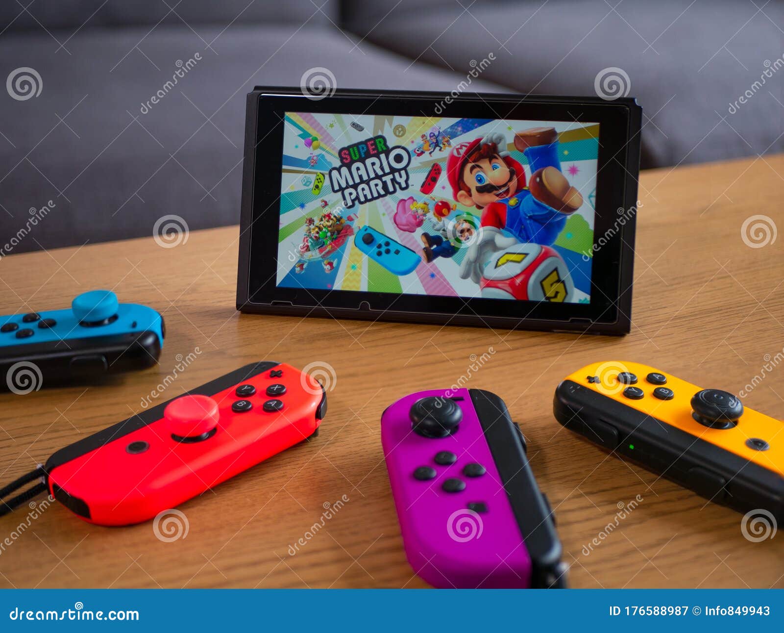 Marcha Do Reino Unido De 2020 : Jogo Multijogador Da Família De Supermario  Party Do Nintendo Switch Fotografia Editorial - Imagem de nintendo,  controlador: 176588987